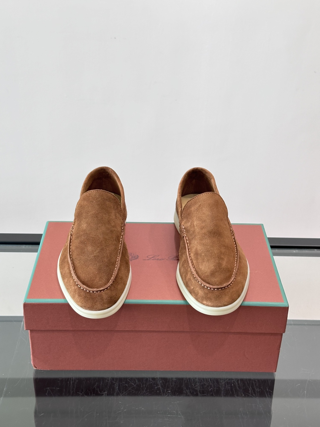 LPSummer Walk男士乐福鞋👞 乐福鞋采用绒面革鞋面，搭配橡胶鞋底，为经典之作。繁复的匠艺工序、精心考究的结构，
