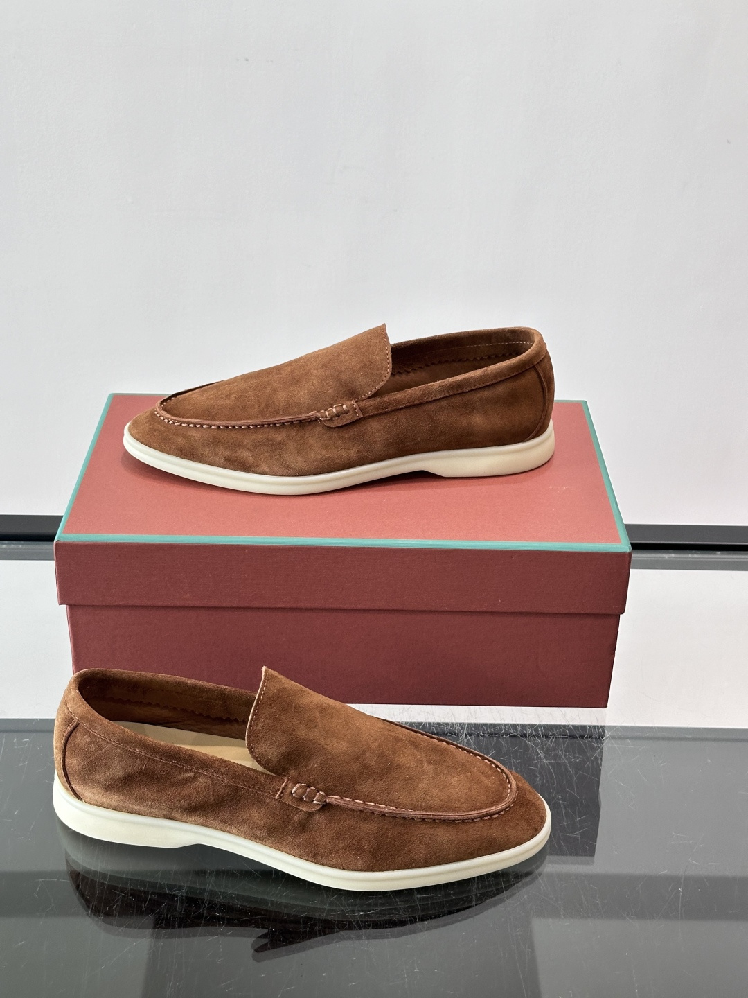 LPSummer Walk男士乐福鞋👞 乐福鞋采用绒面革鞋面，搭配橡胶鞋底，为经典之作。繁复的匠艺工序、精心考究的结构，