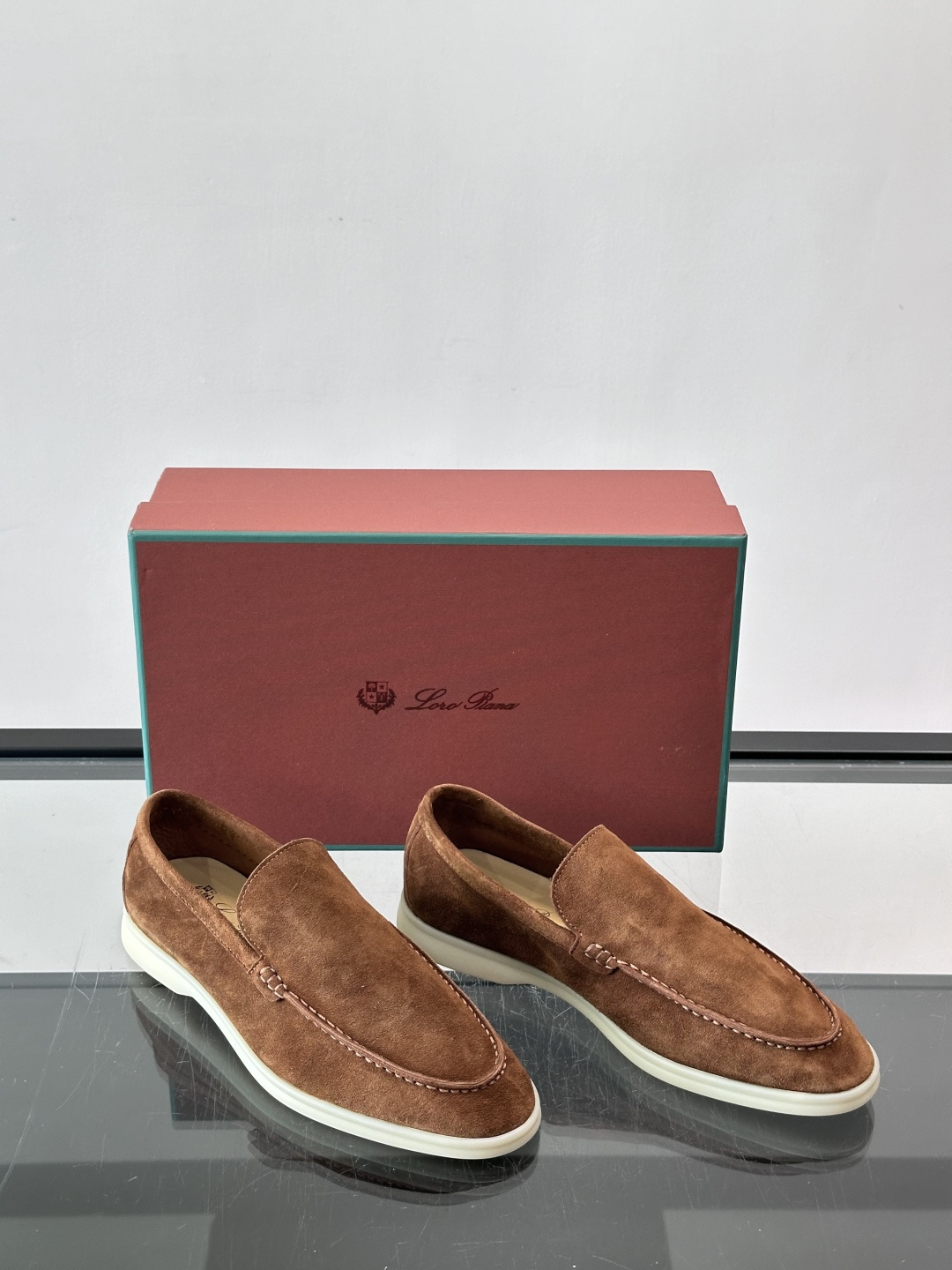 LPSummer Walk男士乐福鞋👞 乐福鞋采用绒面革鞋面，搭配橡胶鞋底，为经典之作。繁复的匠艺工序、精心考究的结构，