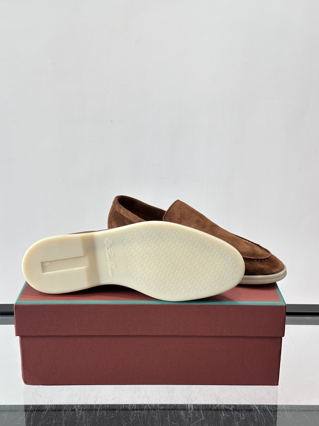 LPSummer Walk男士乐福鞋👞 乐福鞋采用绒面革鞋面，搭配橡胶鞋底，为经典之作。繁复的匠艺工序、精心考究的结构，