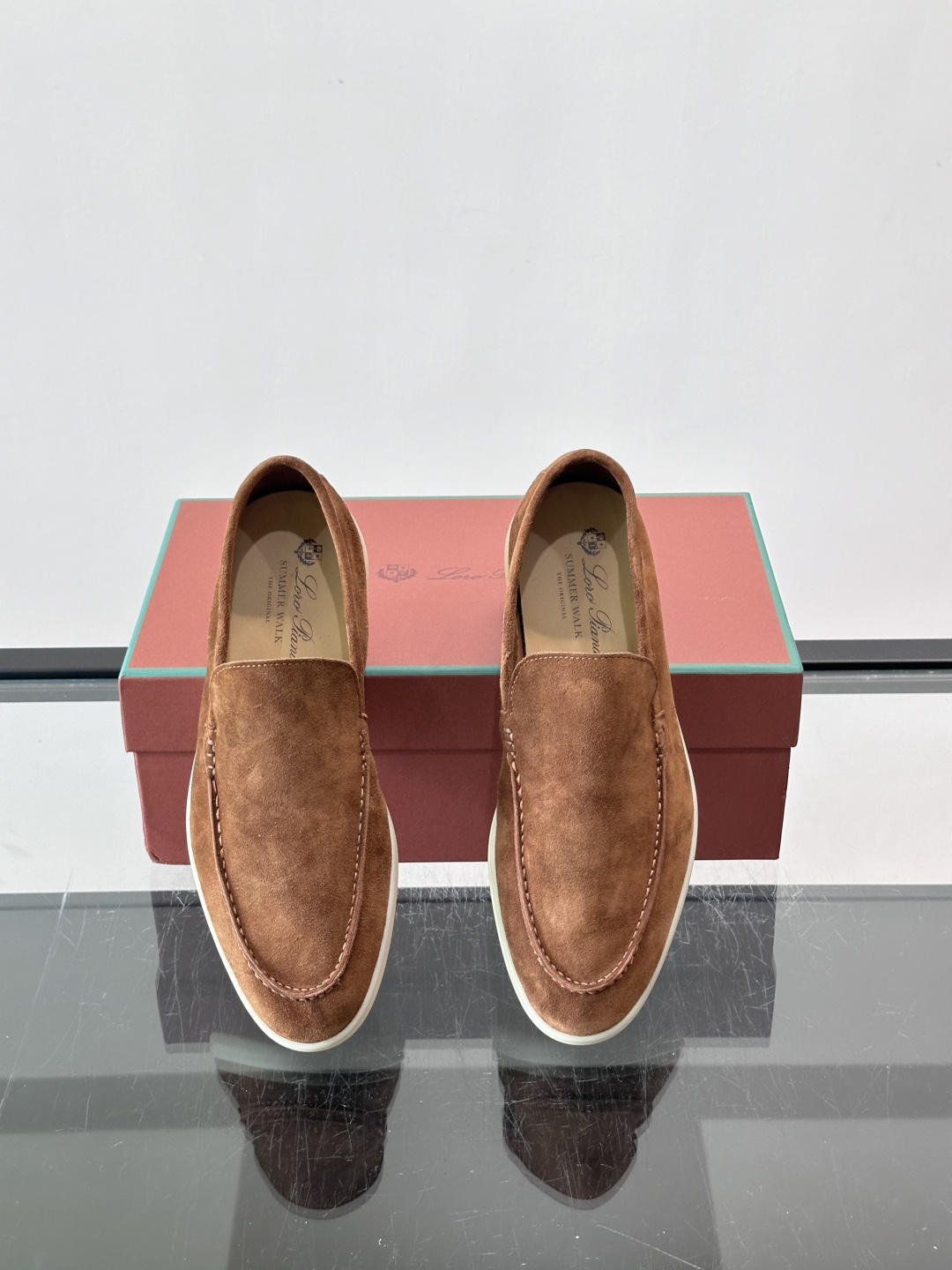 LPSummer Walk男士乐福鞋👞 乐福鞋采用绒面革鞋面，搭配橡胶鞋底，为经典之作。繁复的匠艺工序、精心考究的结构，