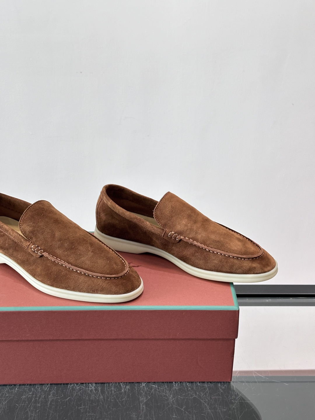 LPSummer Walk男士乐福鞋👞 乐福鞋采用绒面革鞋面，搭配橡胶鞋底，为经典之作。繁复的匠艺工序、精心考究的结构，