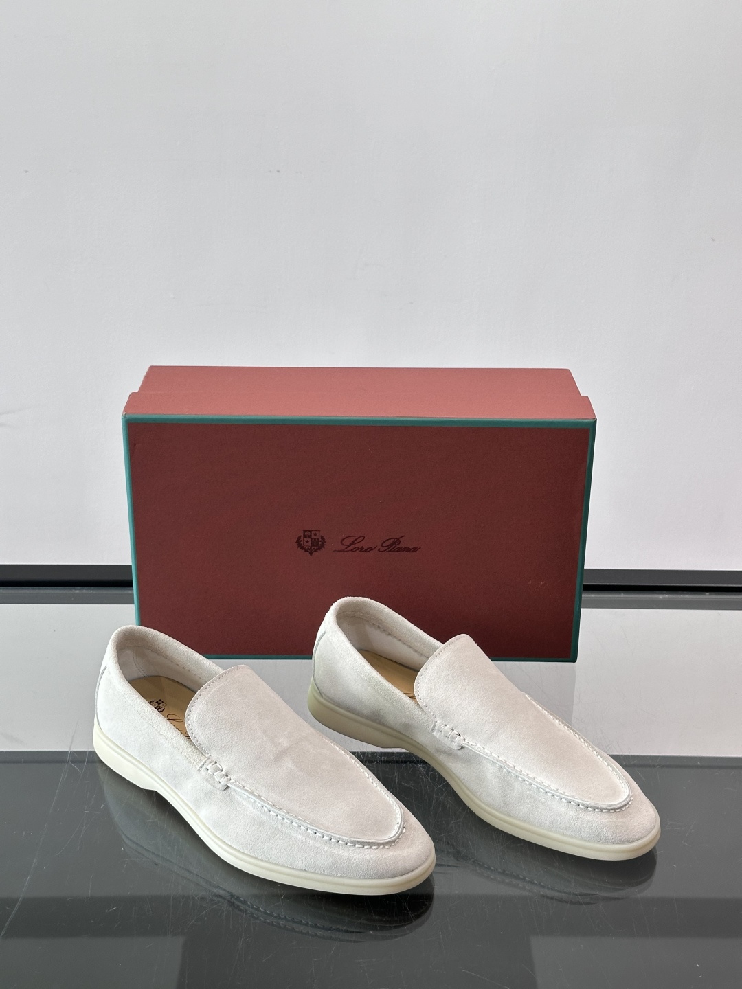 LPSummer Walk男士乐福鞋👞 乐福鞋采用绒面革鞋面,搭配橡胶鞋底,为经典之作。繁复的匠艺工序、精心考究的结构, LPSummer Walk男士乐福鞋👞 乐福鞋采用绒面革鞋面,搭配橡胶鞋底,为经典之作。繁复的匠艺工序、精心考究的结构,