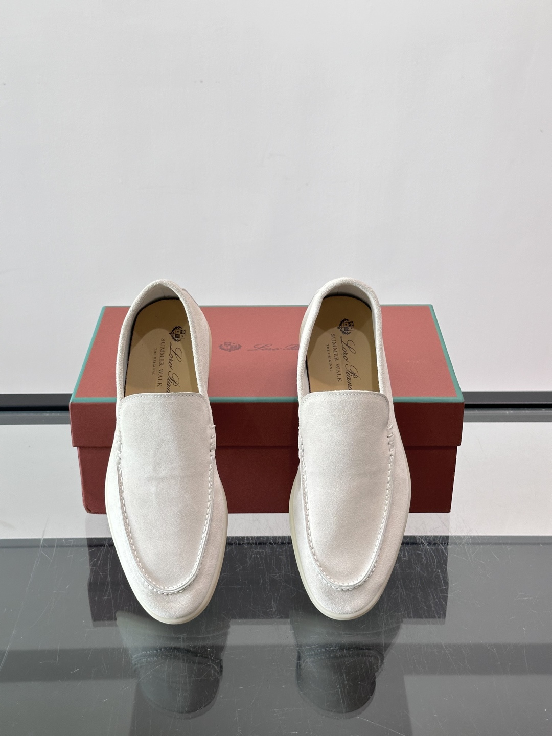 LPSummer Walk男士乐福鞋👞 乐福鞋采用绒面革鞋面,搭配橡胶鞋底,为经典之作。繁复的匠艺工序、精心考究的结构, LPSummer Walk男士乐福鞋👞 乐福鞋采用绒面革鞋面,搭配橡胶鞋底,为经典之作。繁复的匠艺工序、精心考究的结构,