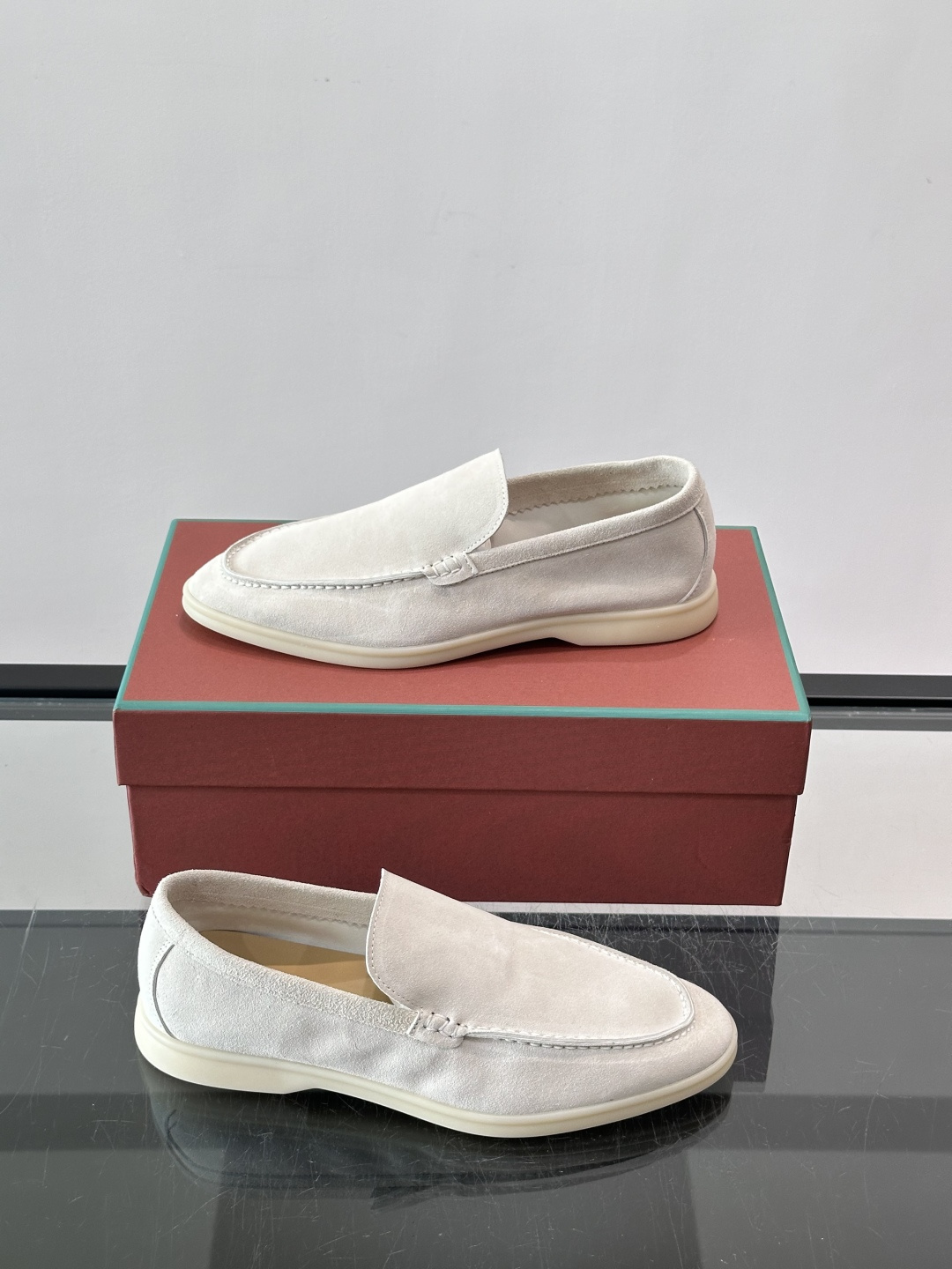 LPSummer Walk男士乐福鞋👞 乐福鞋采用绒面革鞋面,搭配橡胶鞋底,为经典之作。繁复的匠艺工序、精心考究的结构, LPSummer Walk男士乐福鞋👞 乐福鞋采用绒面革鞋面,搭配橡胶鞋底,为经典之作。繁复的匠艺工序、精心考究的结构,
