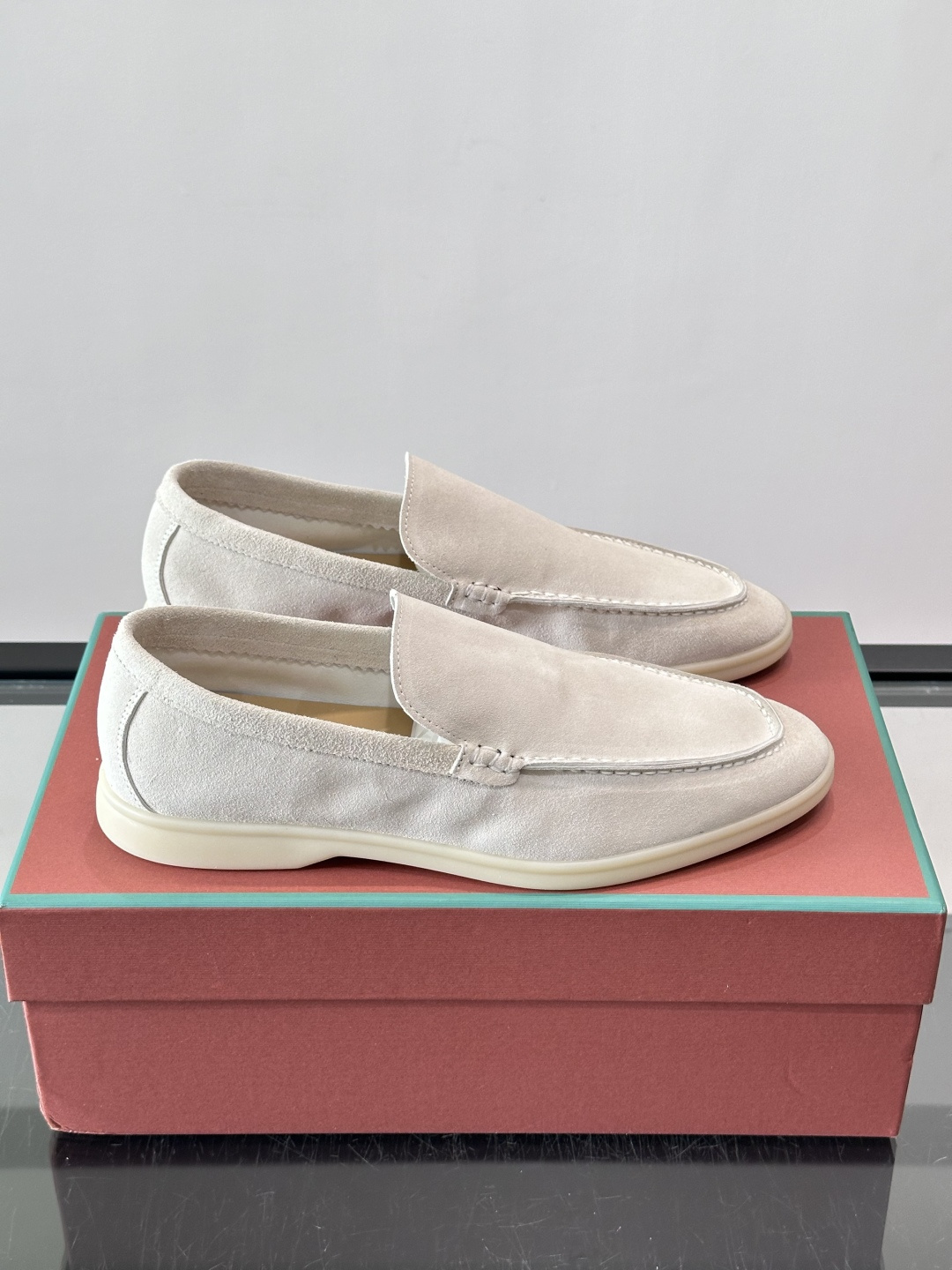 LPSummer Walk男士乐福鞋👞 乐福鞋采用绒面革鞋面,搭配橡胶鞋底,为经典之作。繁复的匠艺工序、精心考究的结构, LPSummer Walk男士乐福鞋👞 乐福鞋采用绒面革鞋面,搭配橡胶鞋底,为经典之作。繁复的匠艺工序、精心考究的结构,
