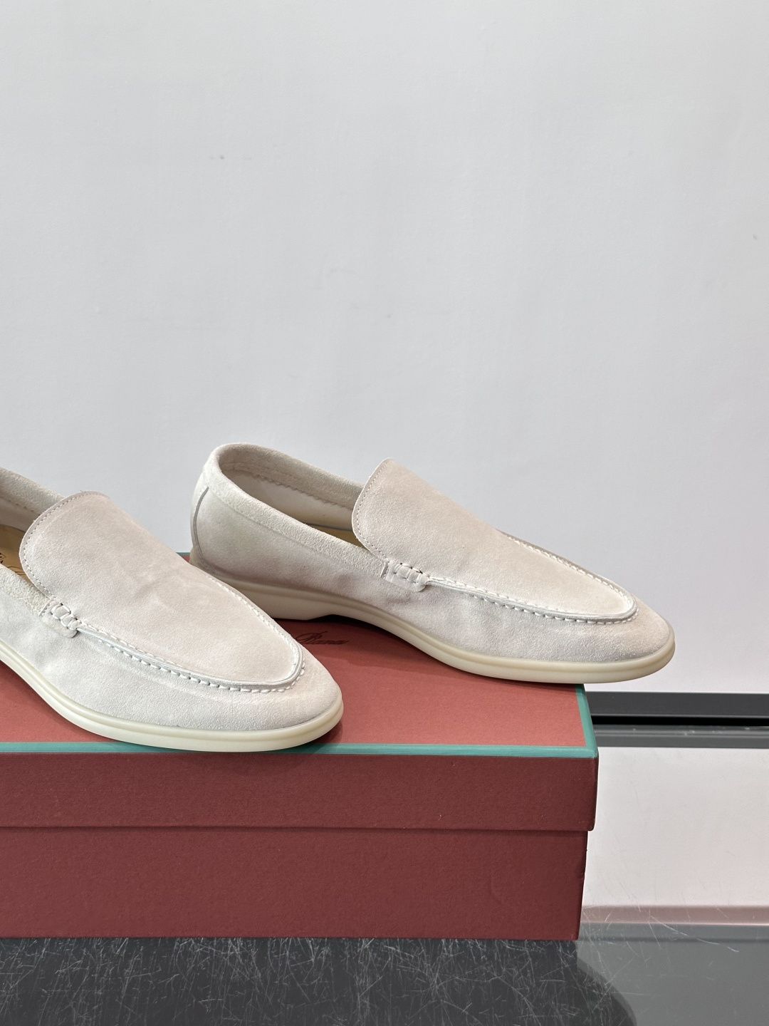 LPSummer Walk男士乐福鞋👞 乐福鞋采用绒面革鞋面,搭配橡胶鞋底,为经典之作。繁复的匠艺工序、精心考究的结构, LPSummer Walk男士乐福鞋👞 乐福鞋采用绒面革鞋面,搭配橡胶鞋底,为经典之作。繁复的匠艺工序、精心考究的结构,