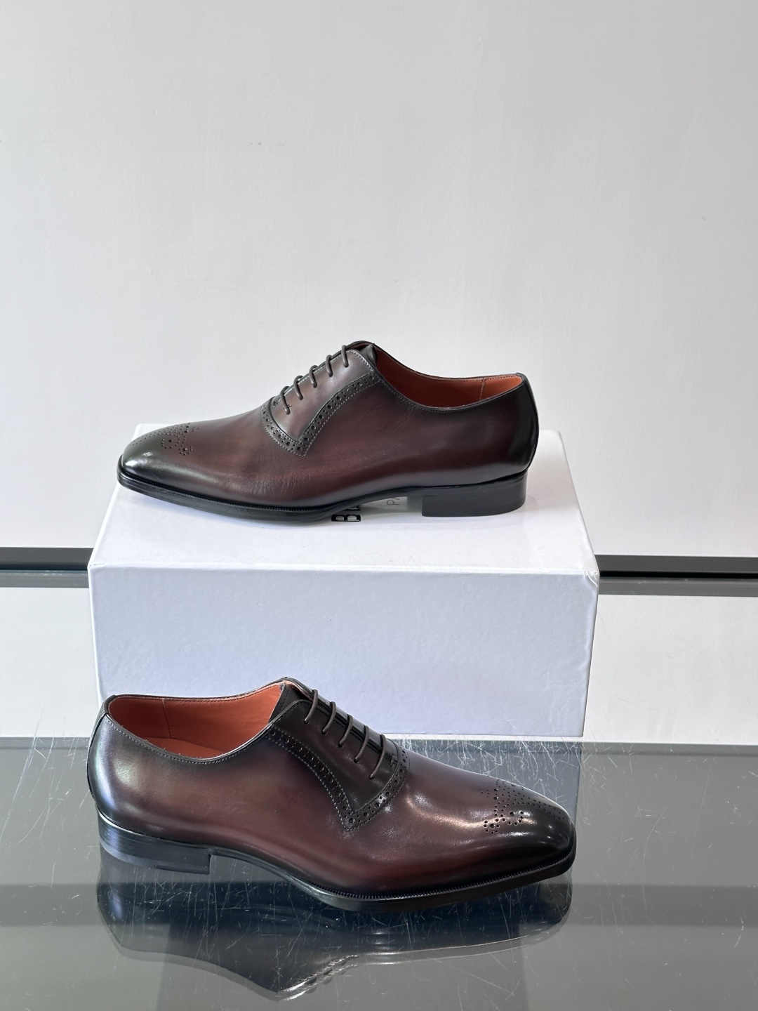 Berluti/布鲁提高端真皮大底正装皮鞋,采用进口牛皮鞋面 柔软有型,手工改色工艺,低调奢华气质,舒适透气版型,小牛皮 Berluti/布鲁提高端真皮大底正装皮鞋,采用进口牛皮鞋面 柔软有型,手工改色工艺,低调奢华气质,舒适透气版型,小牛皮