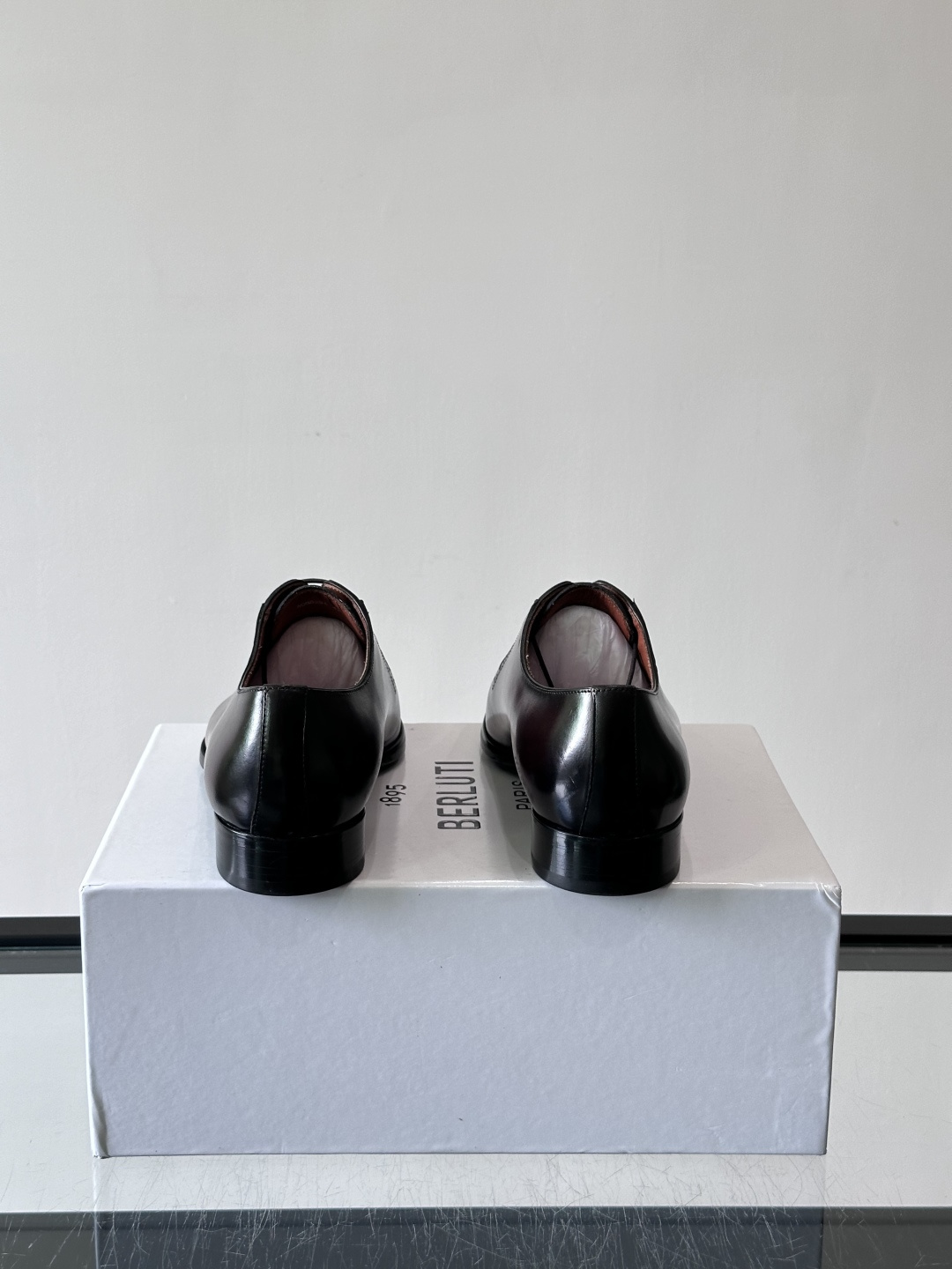 Berluti/布鲁提高端真皮大底正装皮鞋,采用进口牛皮鞋面 柔软有型,手工改色工艺,低调奢华气质,舒适透气版型,小牛皮 Berluti/布鲁提高端真皮大底正装皮鞋,采用进口牛皮鞋面 柔软有型,手工改色工艺,低调奢华气质,舒适透气版型,小牛皮