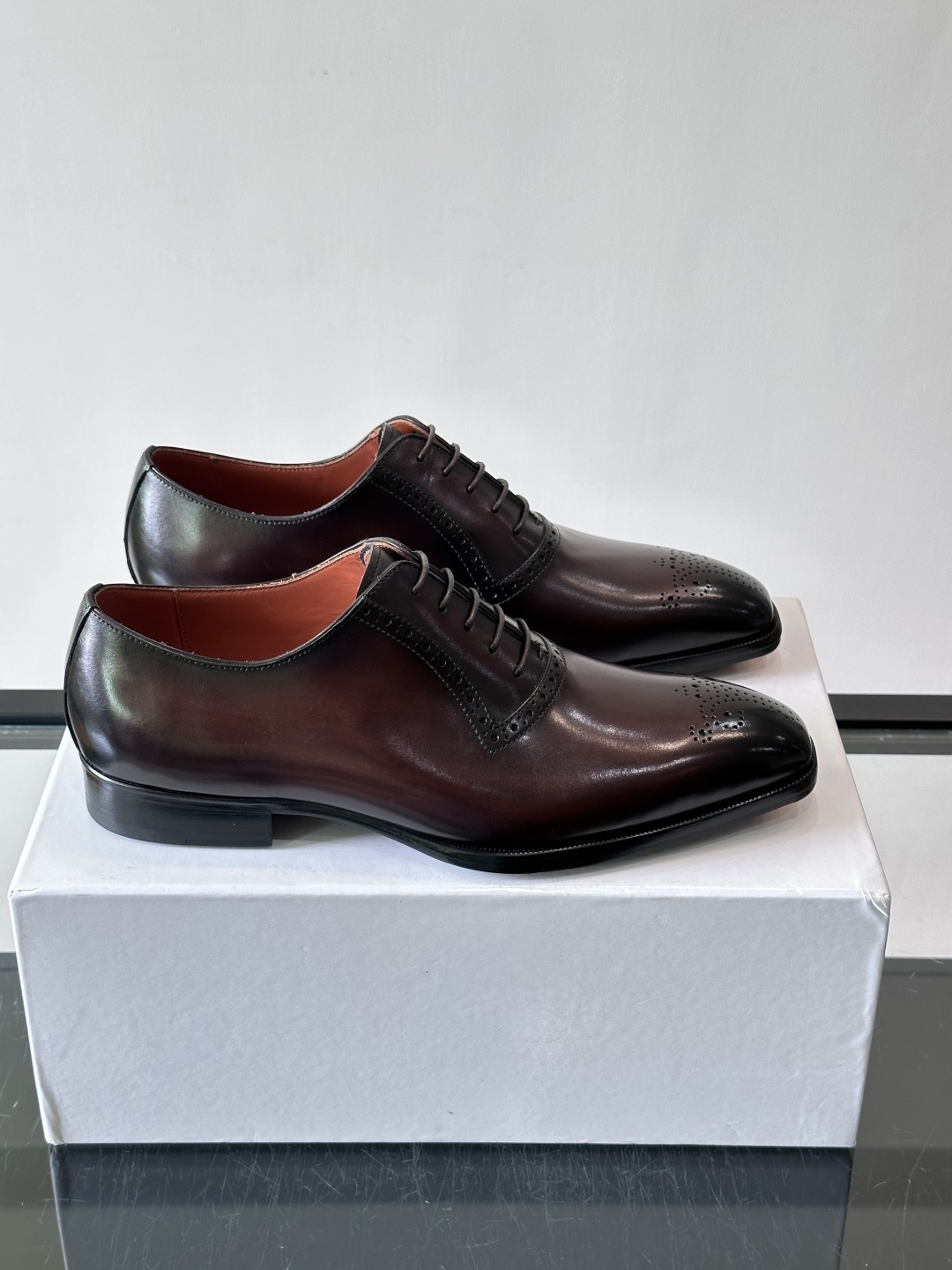 Berluti/布鲁提高端真皮大底正装皮鞋,采用进口牛皮鞋面 柔软有型,手工改色工艺,低调奢华气质,舒适透气版型,小牛皮 Berluti/布鲁提高端真皮大底正装皮鞋,采用进口牛皮鞋面 柔软有型,手工改色工艺,低调奢华气质,舒适透气版型,小牛皮