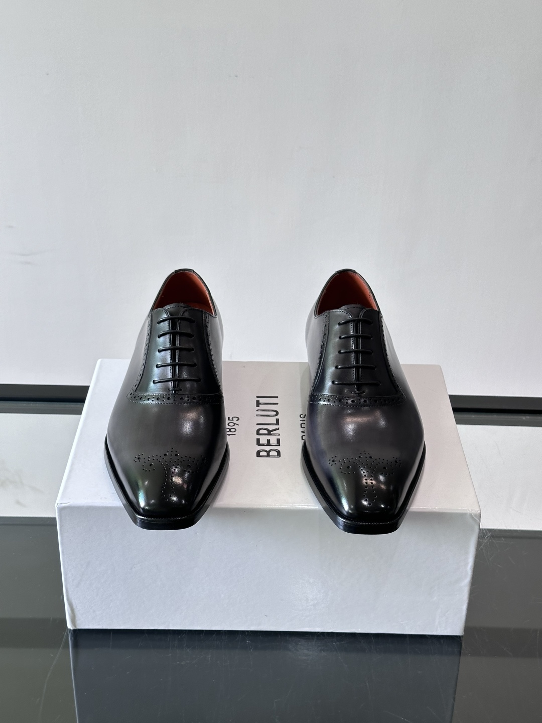 Berluti/布鲁提高端真皮大底正装皮鞋，采用进口牛皮鞋面 柔软有型，手工改色工艺，低调奢华气质，舒适透气版型，小牛皮