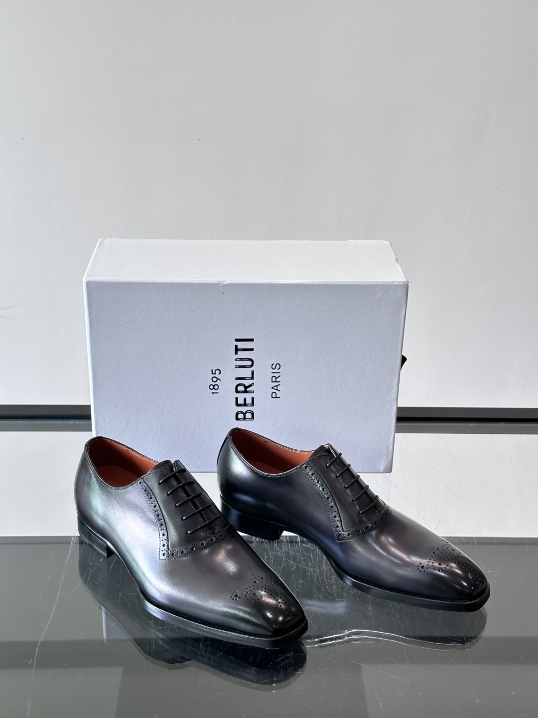 Berluti/布鲁提高端真皮大底正装皮鞋，采用进口牛皮鞋面 柔软有型，手工改色工艺，低调奢华气质，舒适透气版型，小牛皮