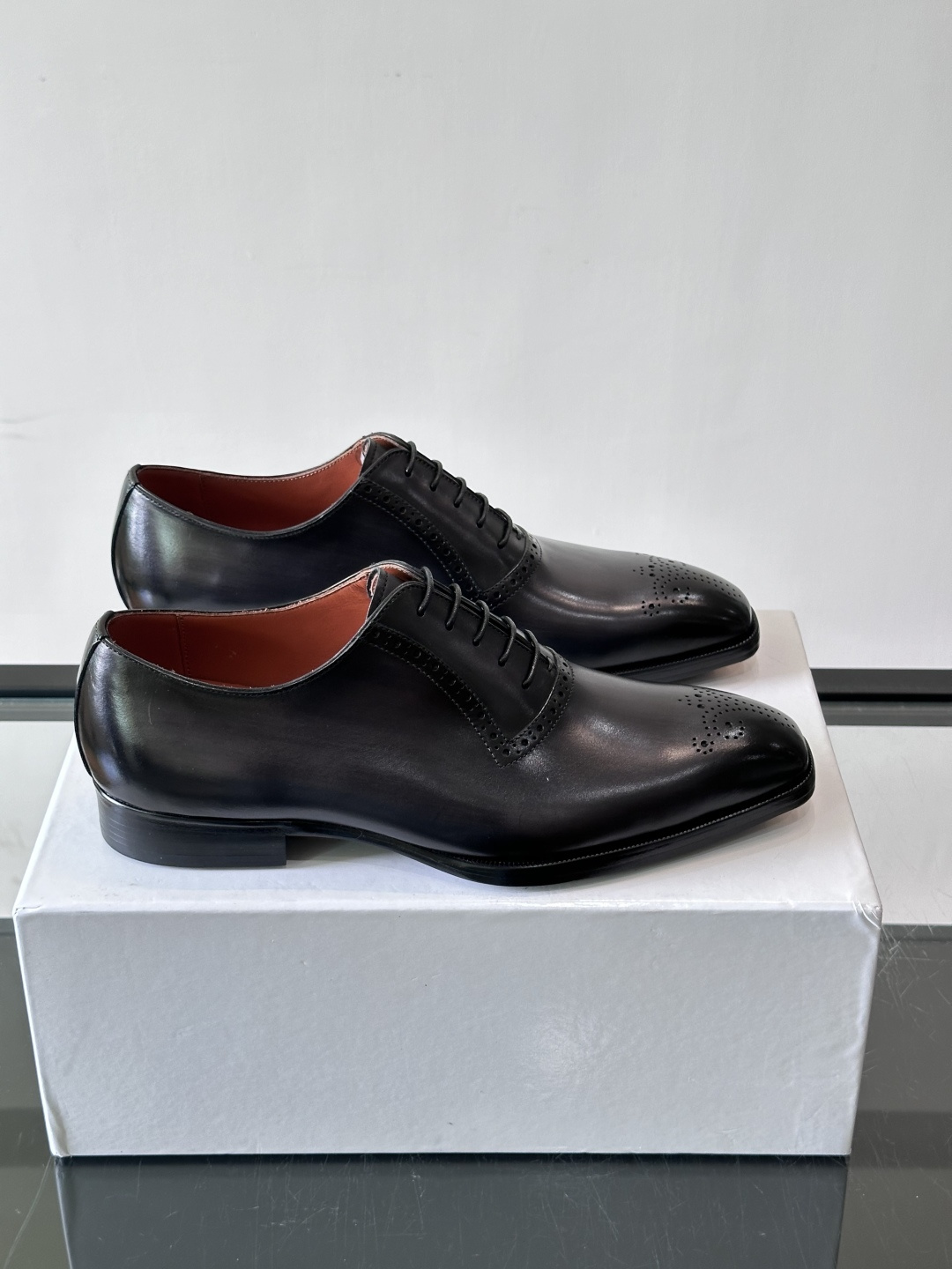 Berluti/布鲁提高端真皮大底正装皮鞋,采用进口牛皮鞋面 柔软有型,手工改色工艺,低调奢华气质,舒适透气版型,小牛皮 Berluti/布鲁提高端真皮大底正装皮鞋,采用进口牛皮鞋面 柔软有型,手工改色工艺,低调奢华气质,舒适透气版型,小牛皮