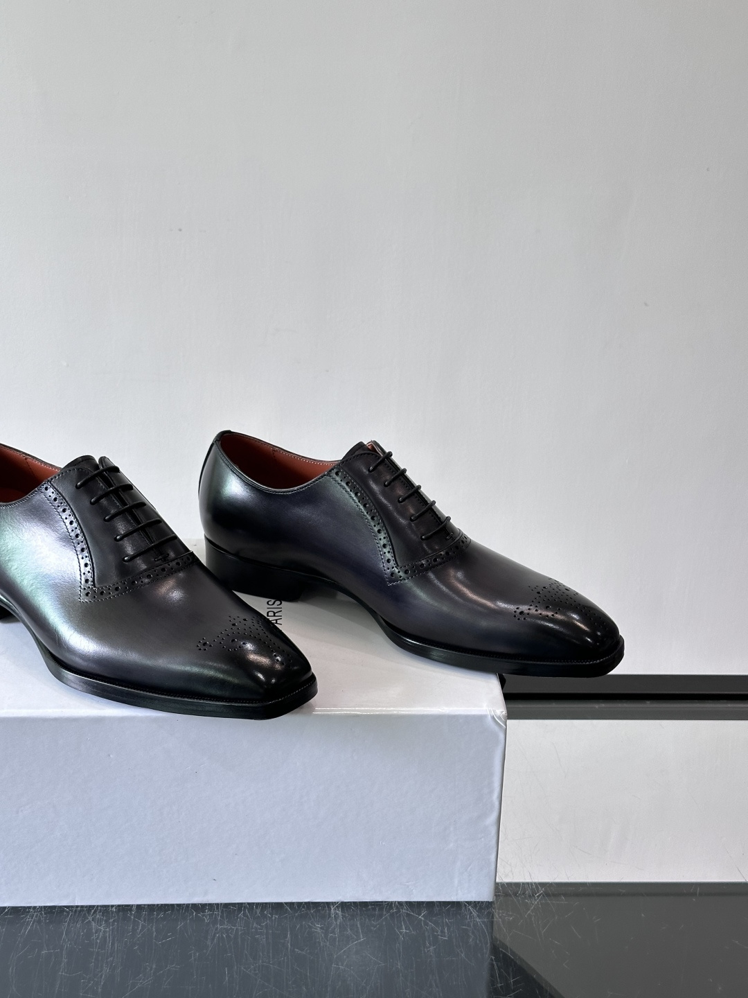 Berluti/布鲁提高端真皮大底正装皮鞋，采用进口牛皮鞋面 柔软有型，手工改色工艺，低调奢华气质，舒适透气版型，小牛皮