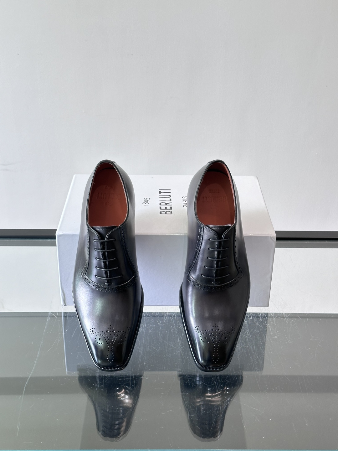 Berluti/布鲁提高端真皮大底正装皮鞋，采用进口牛皮鞋面 柔软有型，手工改色工艺，低调奢华气质，舒适透气版型，小牛皮