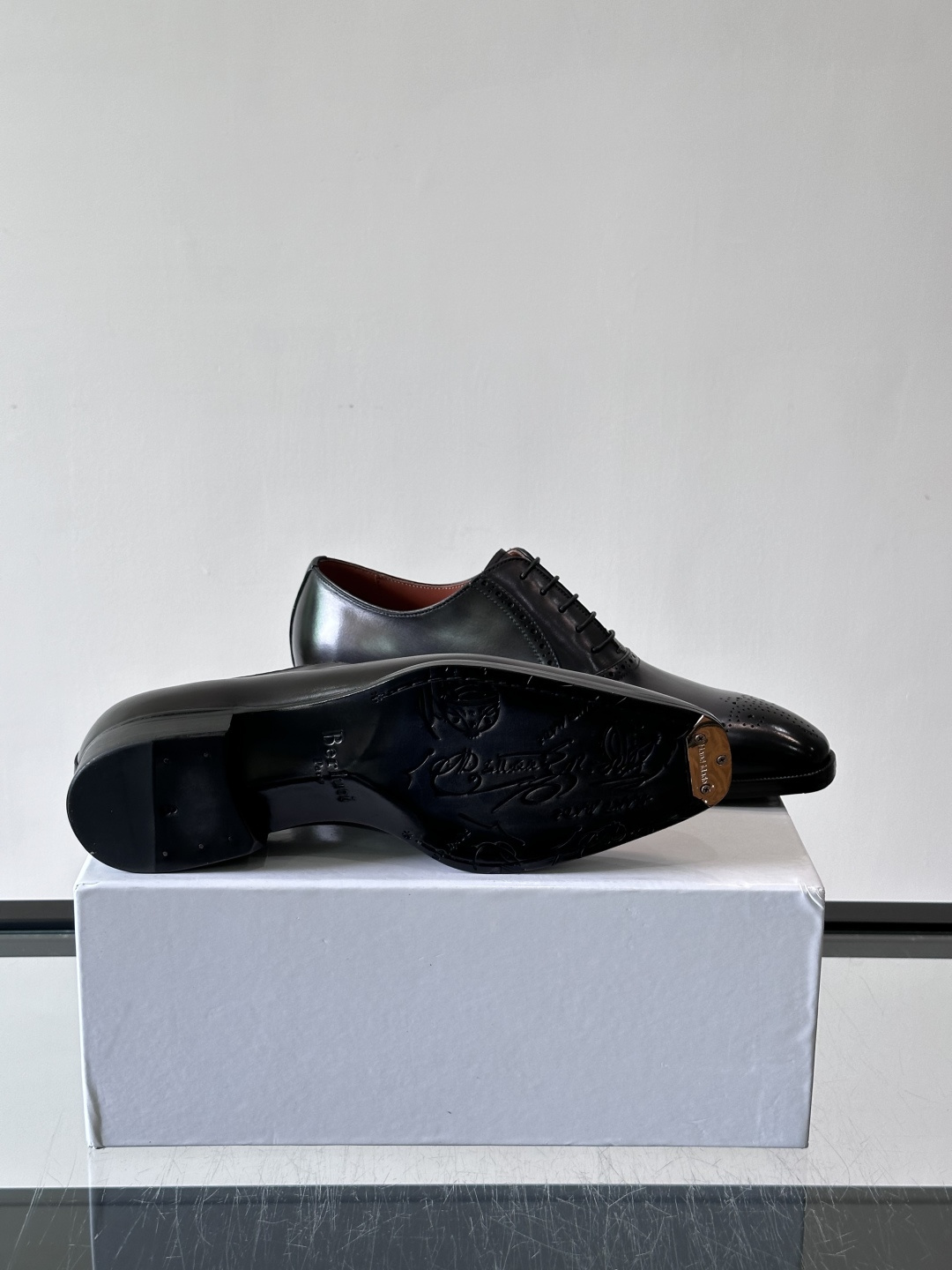 Berluti/布鲁提高端真皮大底正装皮鞋，采用进口牛皮鞋面 柔软有型，手工改色工艺，低调奢华气质，舒适透气版型，小牛皮