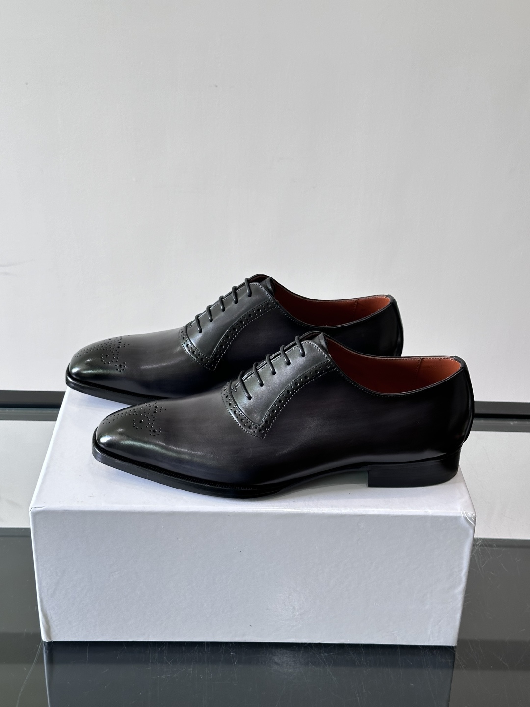 Berluti/布鲁提高端真皮大底正装皮鞋，采用进口牛皮鞋面 柔软有型，手工改色工艺，低调奢华气质，舒适透气版型，小牛皮