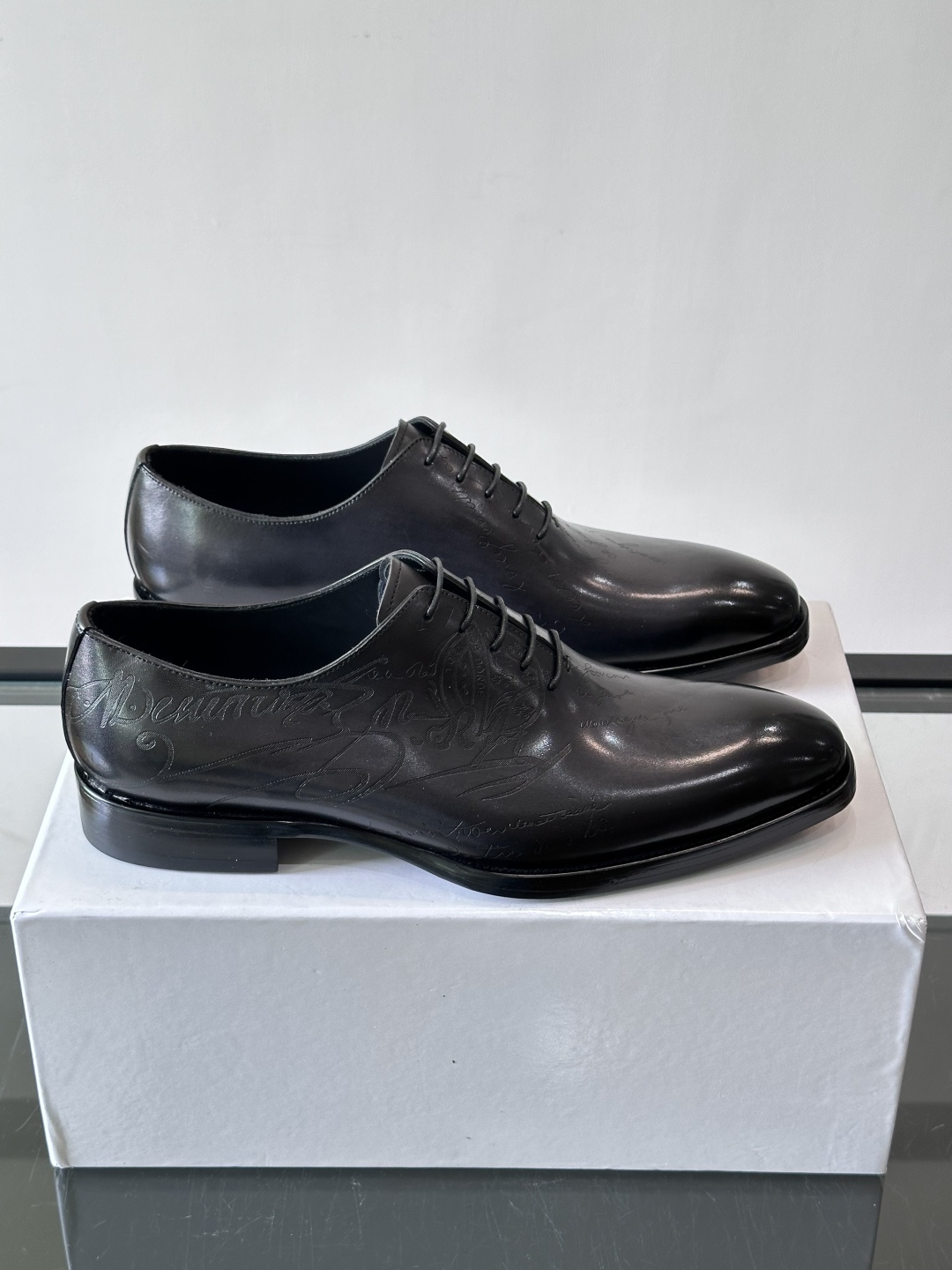 Berluti/布鲁提高端真皮大底正装皮鞋,采用进口牛皮鞋面 柔软有型,手工改色工艺,低调奢华气质,舒适透气版型,小牛皮 Berluti/布鲁提高端真皮大底正装皮鞋,采用进口牛皮鞋面 柔软有型,手工改色工艺,低调奢华气质,舒适透气版型,小牛皮
