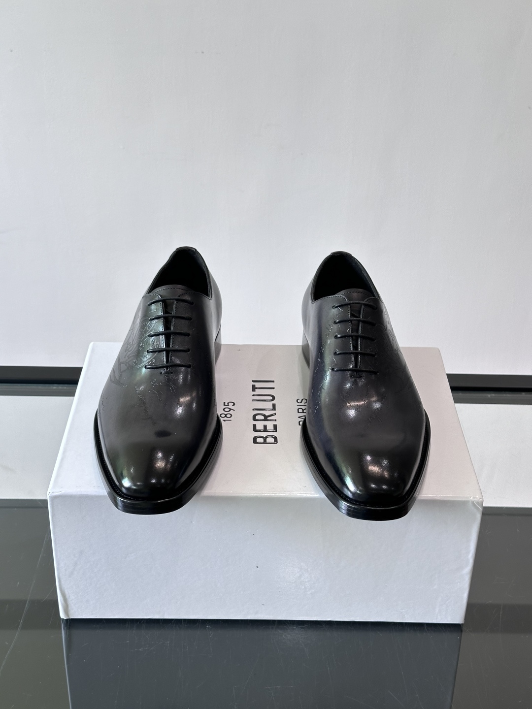Berluti/布鲁提高端真皮大底正装皮鞋,采用进口牛皮鞋面 柔软有型,手工改色工艺,低调奢华气质,舒适透气版型,小牛皮 Berluti/布鲁提高端真皮大底正装皮鞋,采用进口牛皮鞋面 柔软有型,手工改色工艺,低调奢华气质,舒适透气版型,小牛皮