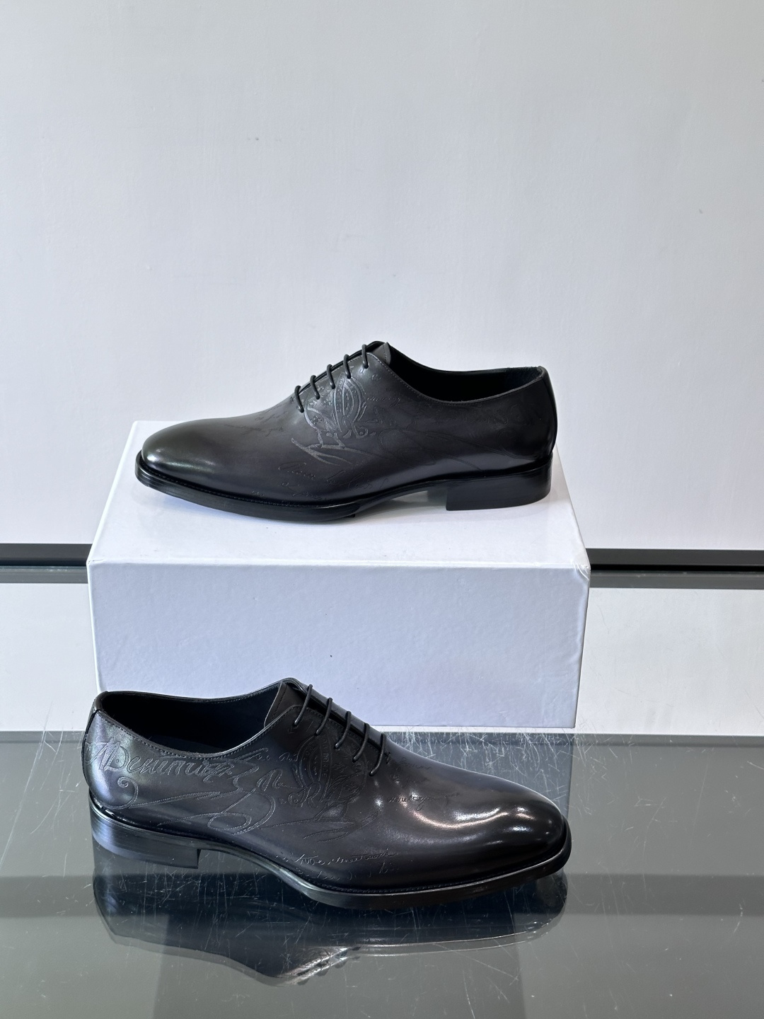 Berluti/布鲁提高端真皮大底正装皮鞋,采用进口牛皮鞋面 柔软有型,手工改色工艺,低调奢华气质,舒适透气版型,小牛皮 Berluti/布鲁提高端真皮大底正装皮鞋,采用进口牛皮鞋面 柔软有型,手工改色工艺,低调奢华气质,舒适透气版型,小牛皮