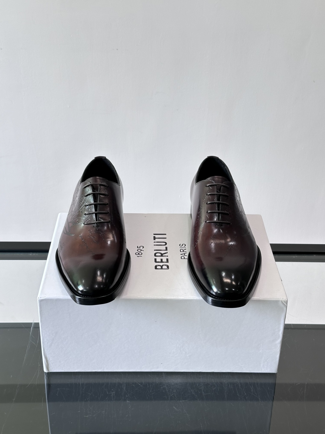 Berluti/布鲁提高端真皮大底正装皮鞋，采用进口牛皮鞋面 柔软有型，手工改色工艺，低调奢华气质，舒适透气版型，小牛皮