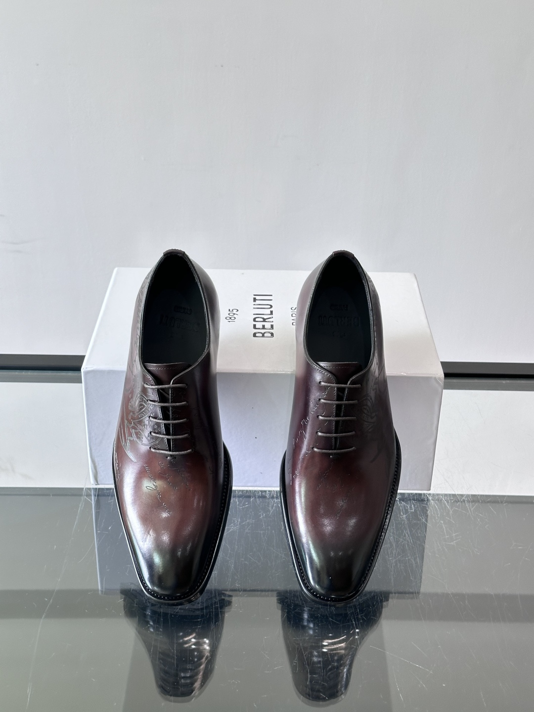 Berluti/布鲁提高端真皮大底正装皮鞋，采用进口牛皮鞋面 柔软有型，手工改色工艺，低调奢华气质，舒适透气版型，小牛皮