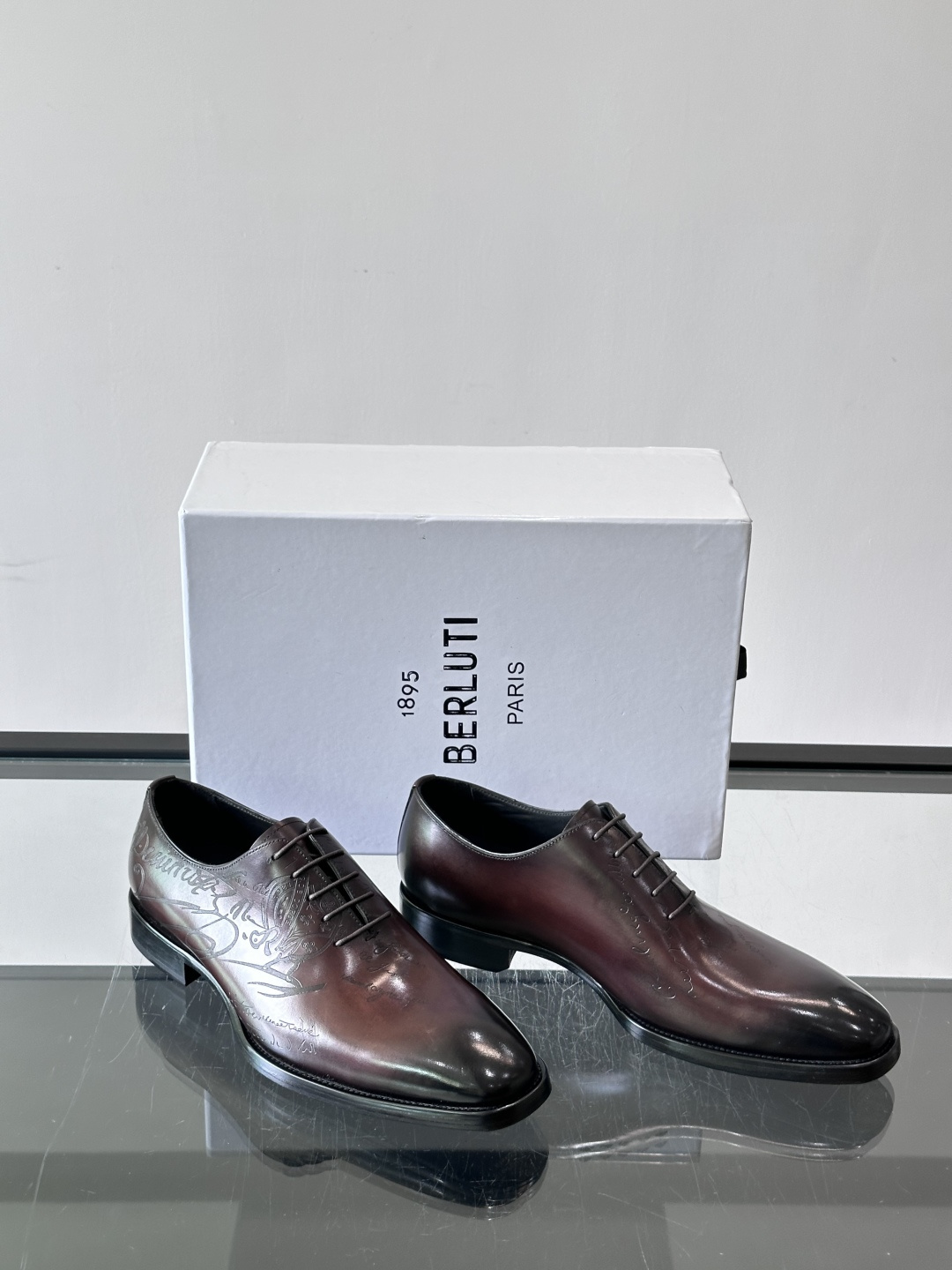 Berluti/布鲁提高端真皮大底正装皮鞋，采用进口牛皮鞋面 柔软有型，手工改色工艺，低调奢华气质，舒适透气版型，小牛皮