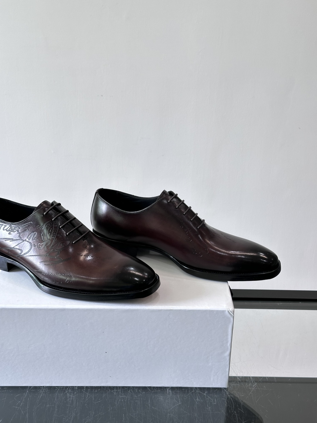 Berluti/布鲁提高端真皮大底正装皮鞋，采用进口牛皮鞋面 柔软有型，手工改色工艺，低调奢华气质，舒适透气版型，小牛皮