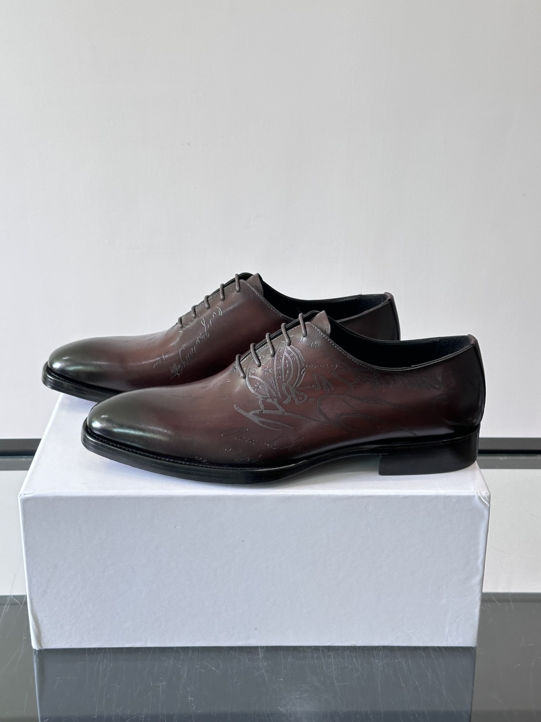 Berluti/布鲁提高端真皮大底正装皮鞋，采用进口牛皮鞋面 柔软有型，手工改色工艺，低调奢华气质，舒适透气版型，小牛皮