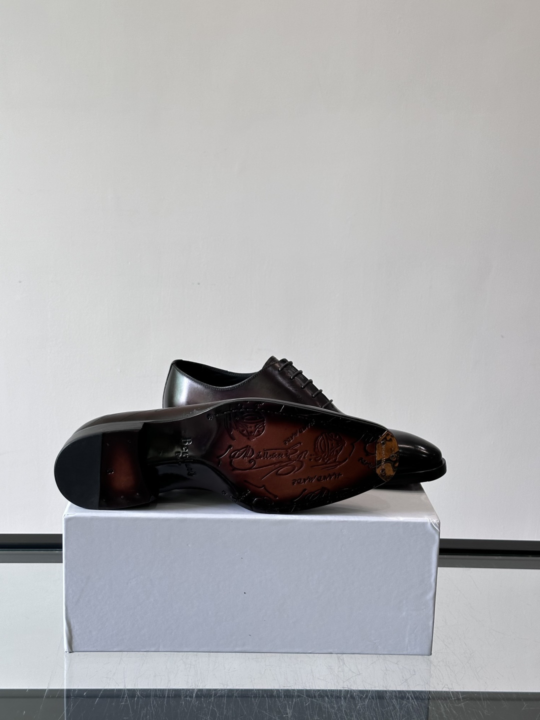 Berluti/布鲁提高端真皮大底正装皮鞋，采用进口牛皮鞋面 柔软有型，手工改色工艺，低调奢华气质，舒适透气版型，小牛皮