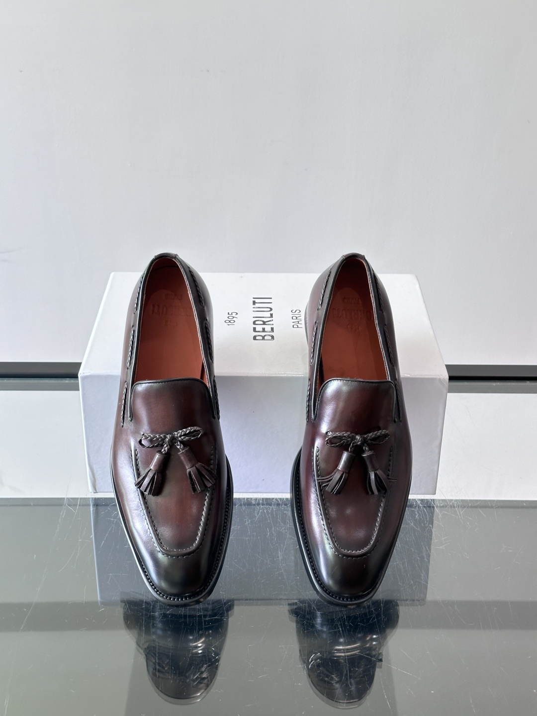 Berluti/布鲁提高端真皮大底正装皮鞋，采用进口牛皮鞋面 柔软有型，手工改色工艺，低调奢华气质，舒适透气版型，小牛皮