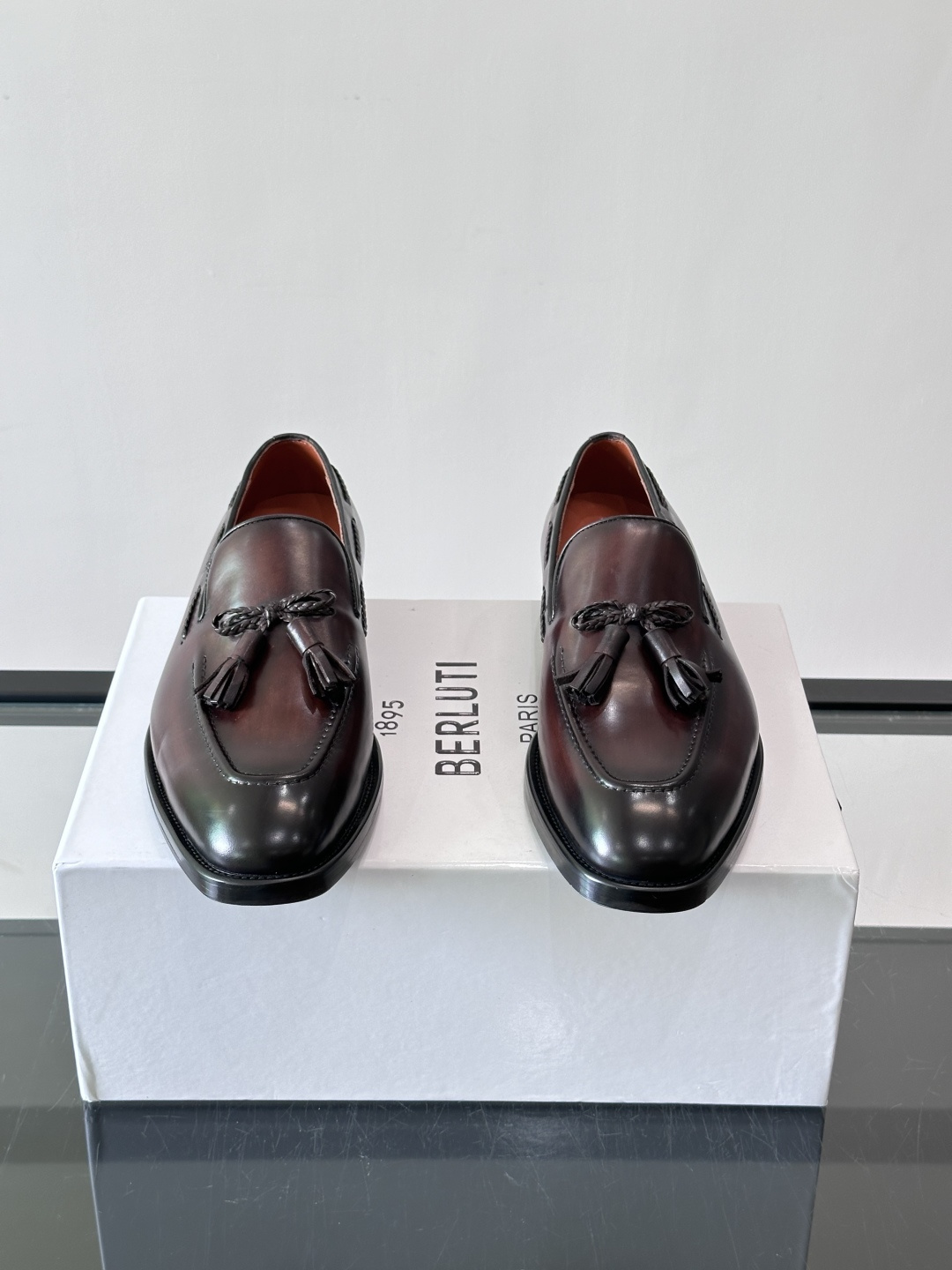 Berluti/布鲁提高端真皮大底正装皮鞋，采用进口牛皮鞋面 柔软有型，手工改色工艺，低调奢华气质，舒适透气版型，小牛皮