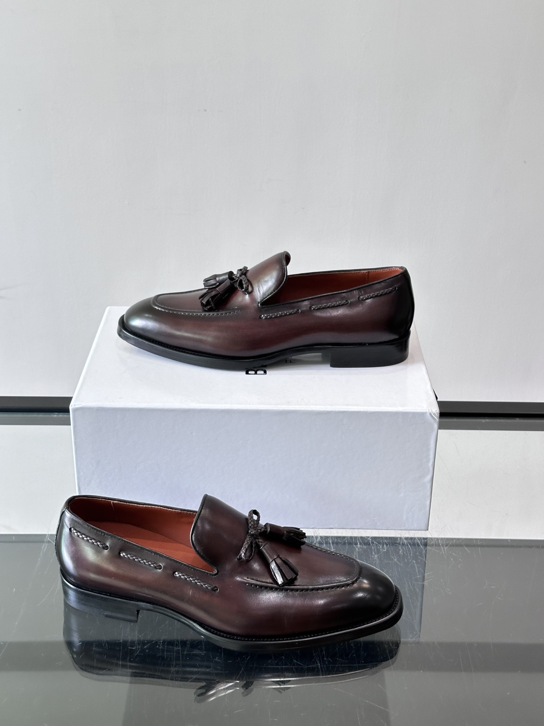Berluti/布鲁提高端真皮大底正装皮鞋，采用进口牛皮鞋面 柔软有型，手工改色工艺，低调奢华气质，舒适透气版型，小牛皮