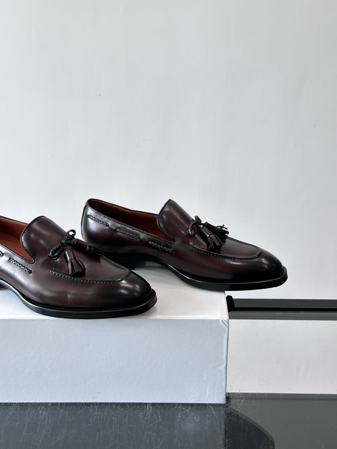 Berluti/布鲁提高端真皮大底正装皮鞋，采用进口牛皮鞋面 柔软有型，手工改色工艺，低调奢华气质，舒适透气版型，小牛皮