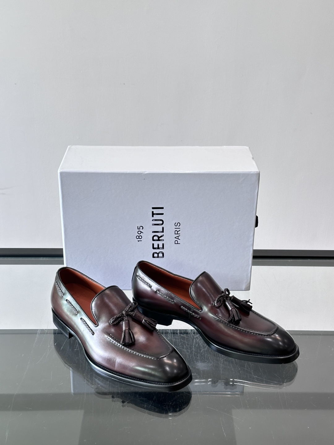 Berluti/布鲁提高端真皮大底正装皮鞋，采用进口牛皮鞋面 柔软有型，手工改色工艺，低调奢华气质，舒适透气版型，小牛皮