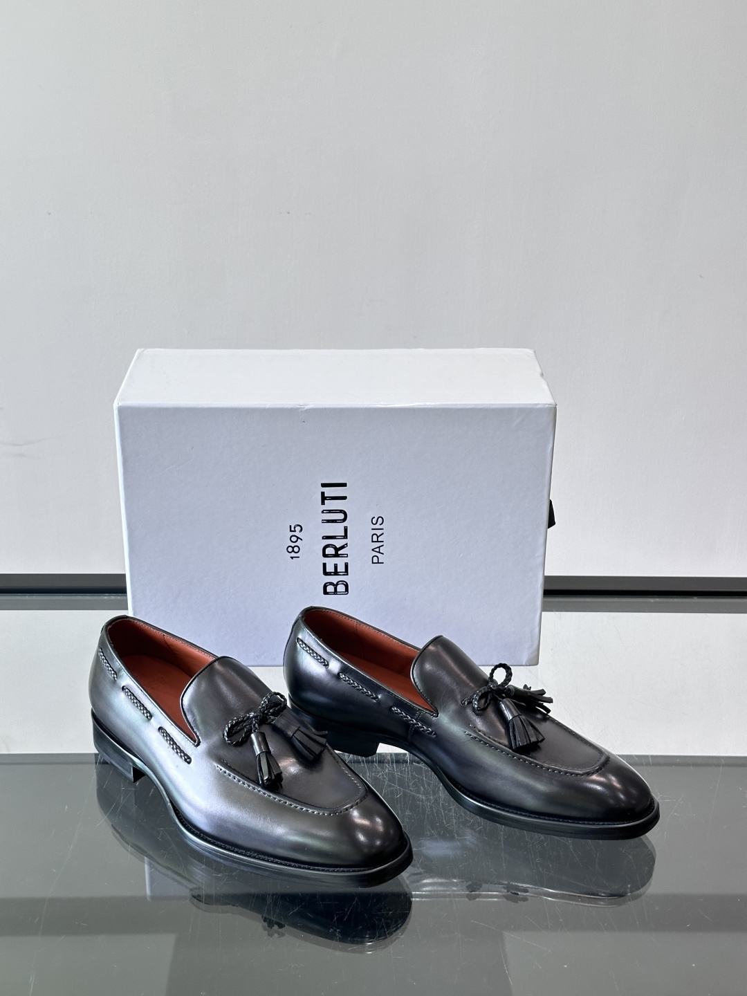 Berluti/布鲁提高端真皮大底正装皮鞋，采用进口牛皮鞋面 柔软有型，手工改色工艺，低调奢华气质，舒适透气版型，小牛皮