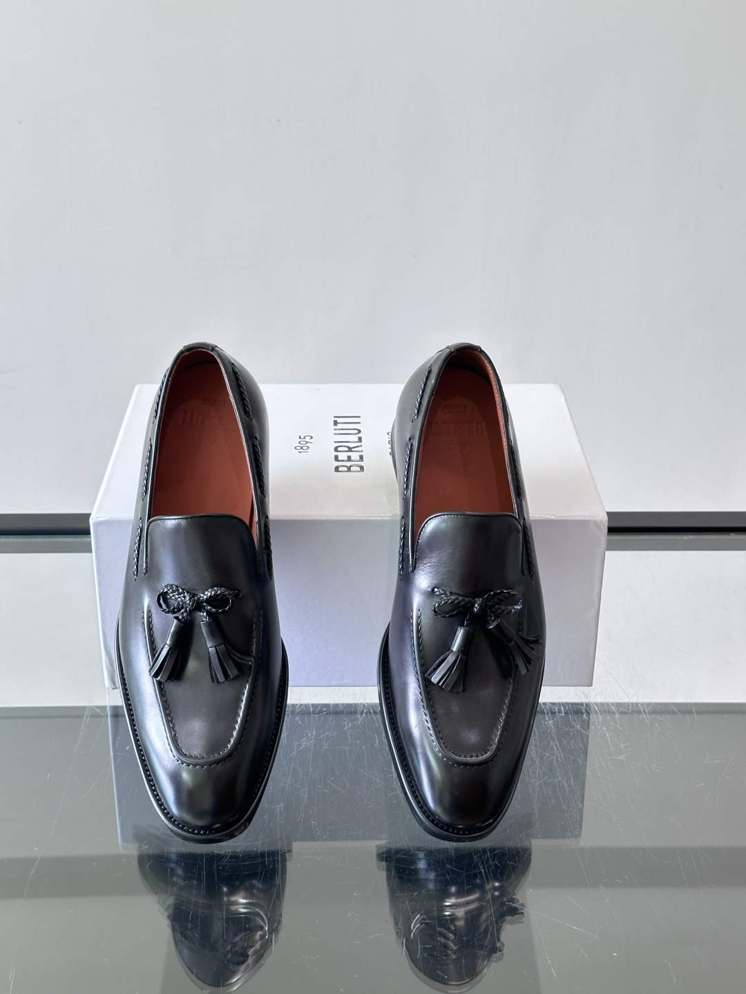 Berluti/布鲁提高端真皮大底正装皮鞋，采用进口牛皮鞋面 柔软有型，手工改色工艺，低调奢华气质，舒适透气版型，小牛皮