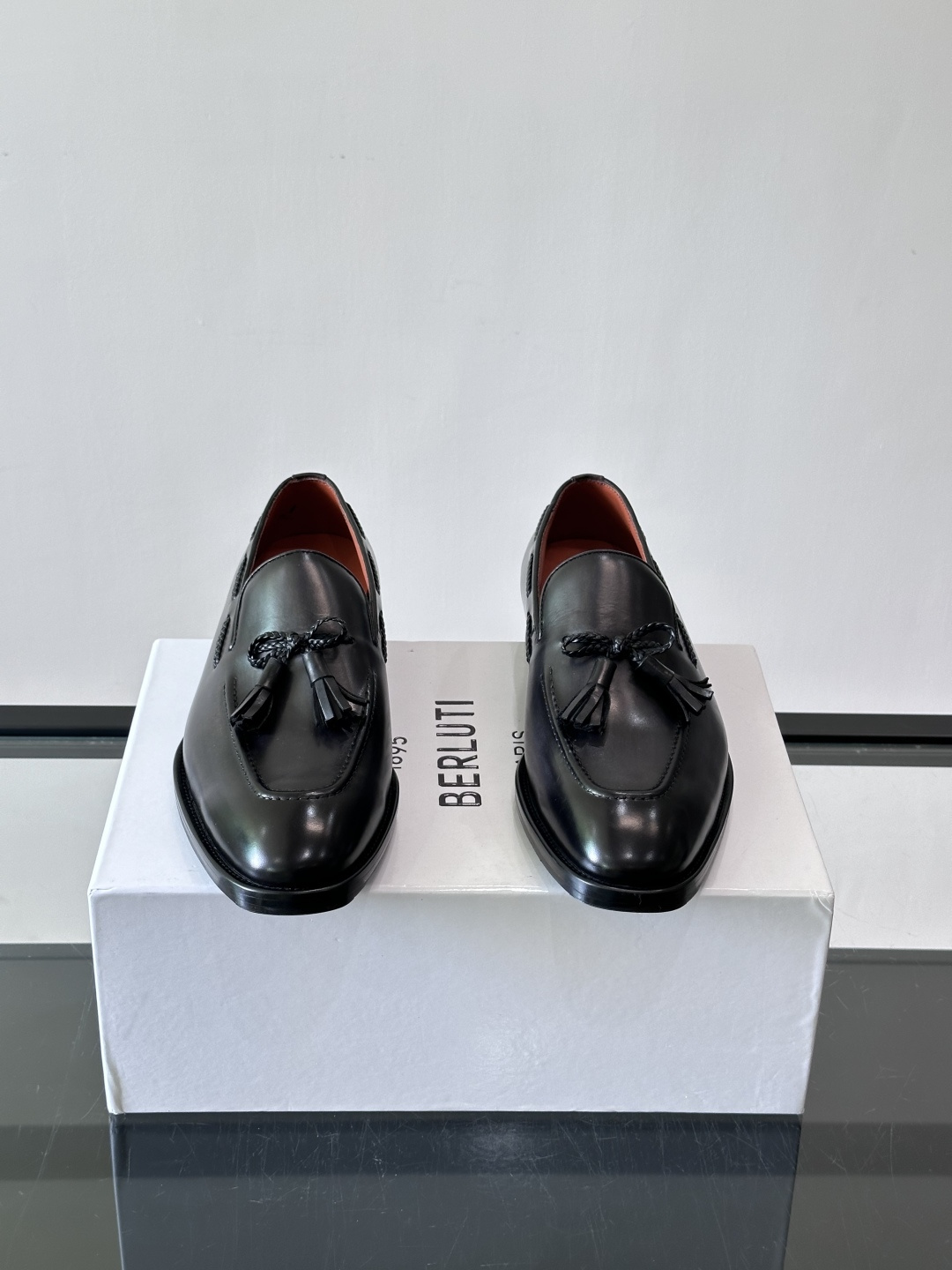 Berluti/布鲁提高端真皮大底正装皮鞋，采用进口牛皮鞋面 柔软有型，手工改色工艺，低调奢华气质，舒适透气版型，小牛皮