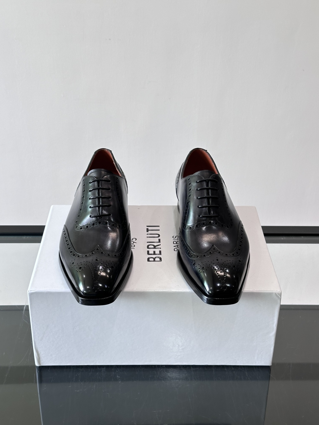 Berluti/布鲁提高端真皮大底正装皮鞋,采用进口牛皮鞋面 柔软有型,手工改色工艺,低调奢华气质,舒适透气版型,小牛皮 Berluti/布鲁提高端真皮大底正装皮鞋,采用进口牛皮鞋面 柔软有型,手工改色工艺,低调奢华气质,舒适透气版型,小牛皮