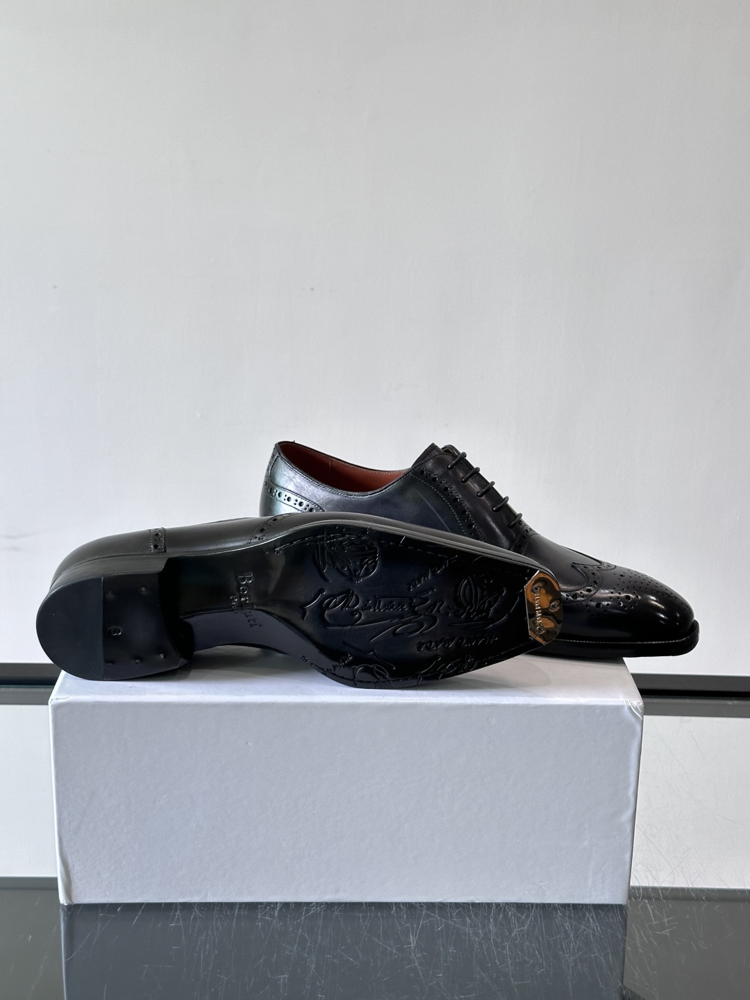 Berluti/布鲁提高端真皮大底正装皮鞋,采用进口牛皮鞋面 柔软有型,手工改色工艺,低调奢华气质,舒适透气版型,小牛皮 Berluti/布鲁提高端真皮大底正装皮鞋,采用进口牛皮鞋面 柔软有型,手工改色工艺,低调奢华气质,舒适透气版型,小牛皮