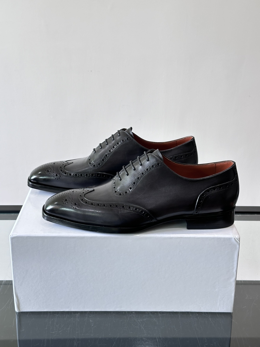 Berluti/布鲁提高端真皮大底正装皮鞋,采用进口牛皮鞋面 柔软有型,手工改色工艺,低调奢华气质,舒适透气版型,小牛皮 Berluti/布鲁提高端真皮大底正装皮鞋,采用进口牛皮鞋面 柔软有型,手工改色工艺,低调奢华气质,舒适透气版型,小牛皮