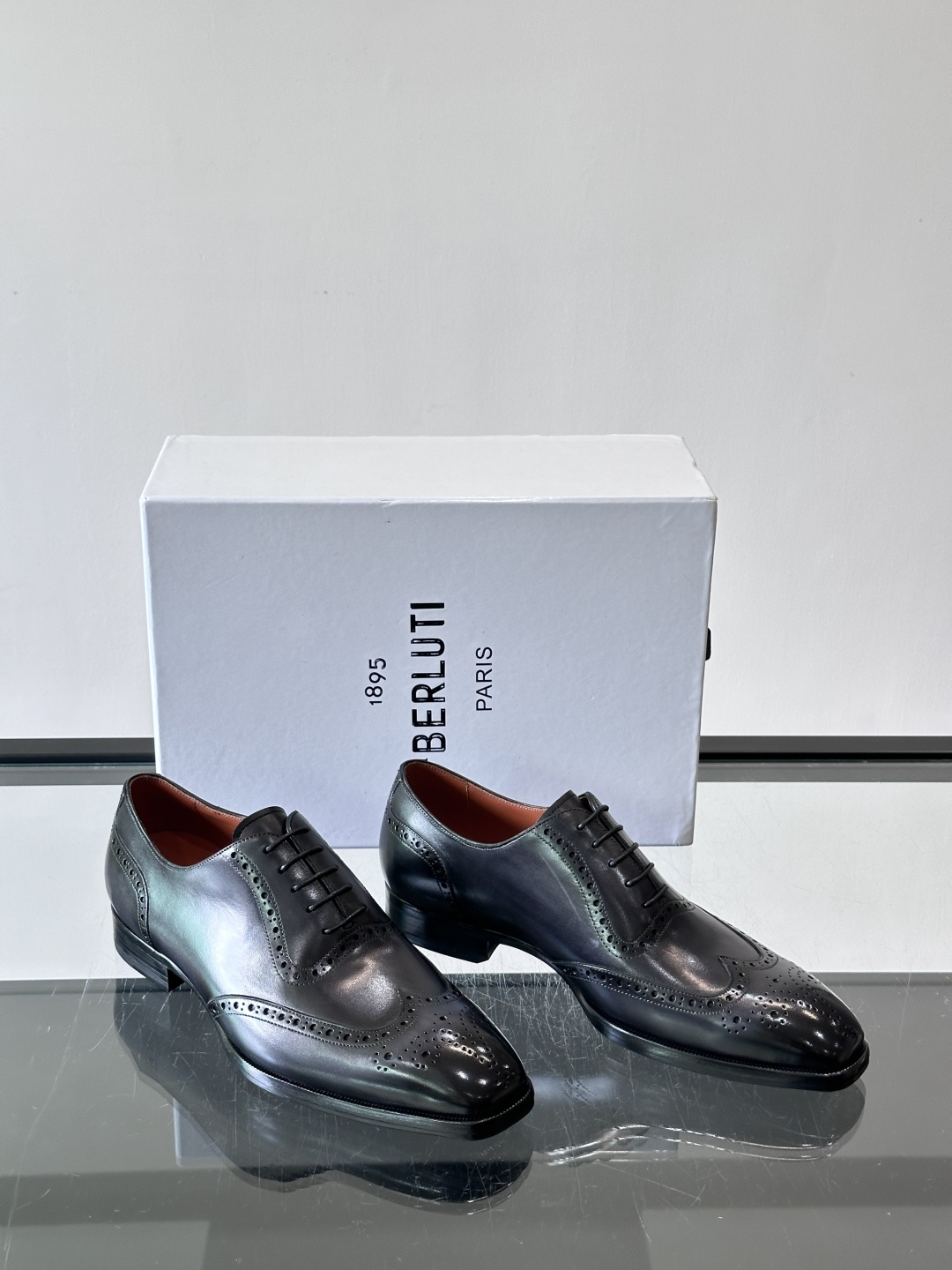 Berluti/布鲁提高端真皮大底正装皮鞋,采用进口牛皮鞋面 柔软有型,手工改色工艺,低调奢华气质,舒适透气版型,小牛皮 Berluti/布鲁提高端真皮大底正装皮鞋,采用进口牛皮鞋面 柔软有型,手工改色工艺,低调奢华气质,舒适透气版型,小牛皮