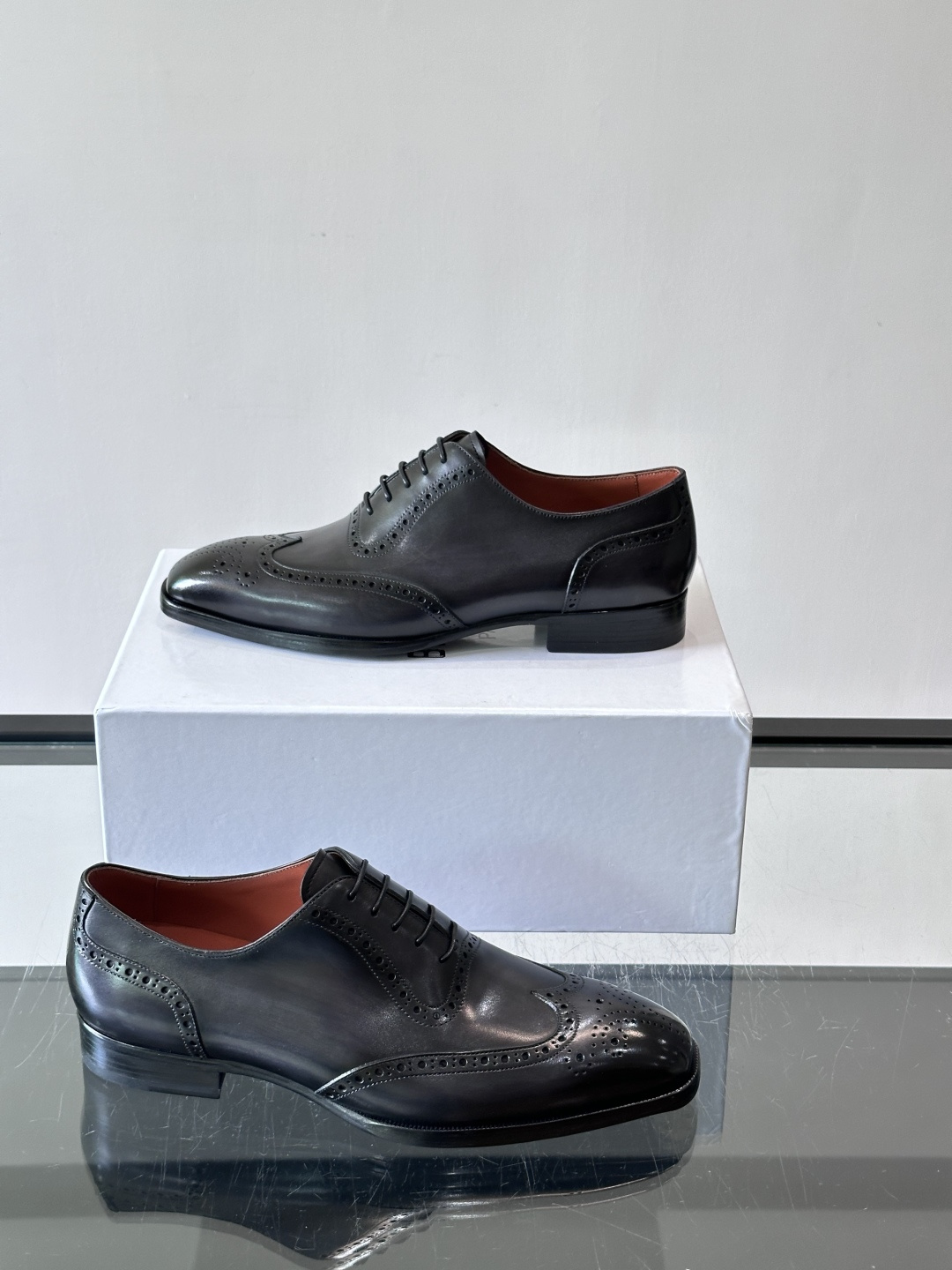 Berluti/布鲁提高端真皮大底正装皮鞋,采用进口牛皮鞋面 柔软有型,手工改色工艺,低调奢华气质,舒适透气版型,小牛皮 Berluti/布鲁提高端真皮大底正装皮鞋,采用进口牛皮鞋面 柔软有型,手工改色工艺,低调奢华气质,舒适透气版型,小牛皮