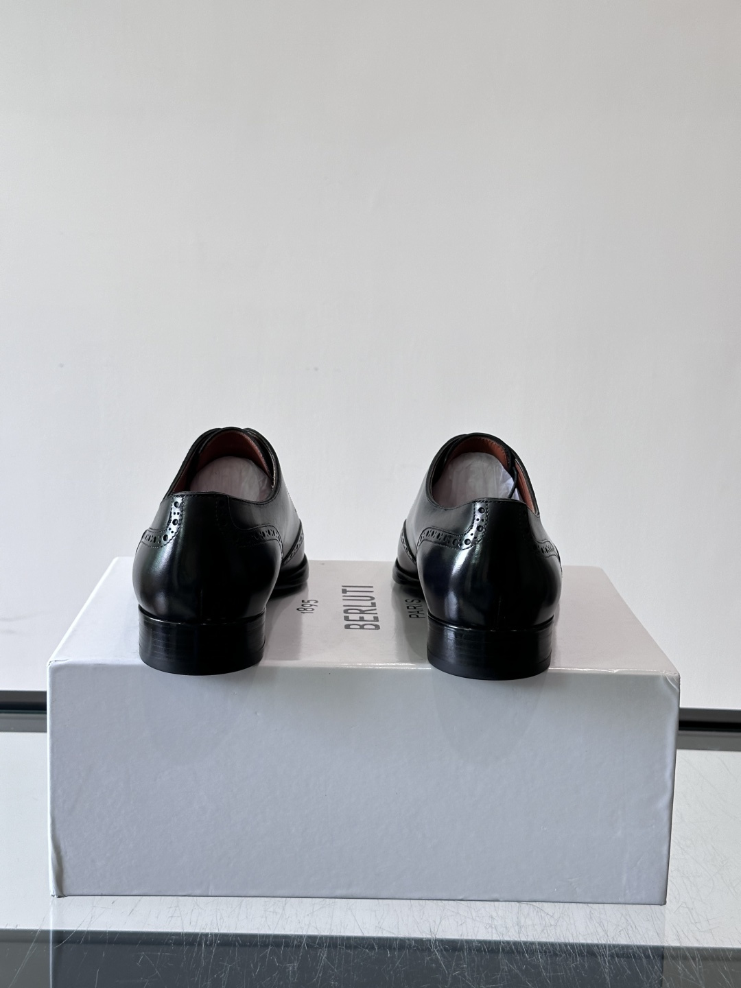 Berluti/布鲁提高端真皮大底正装皮鞋,采用进口牛皮鞋面 柔软有型,手工改色工艺,低调奢华气质,舒适透气版型,小牛皮 Berluti/布鲁提高端真皮大底正装皮鞋,采用进口牛皮鞋面 柔软有型,手工改色工艺,低调奢华气质,舒适透气版型,小牛皮