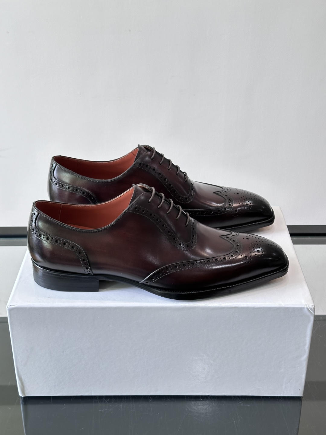 Berluti/布鲁提高端真皮大底正装皮鞋,采用进口牛皮鞋面 柔软有型,手工改色工艺,低调奢华气质,舒适透气版型,小牛皮 Berluti/布鲁提高端真皮大底正装皮鞋,采用进口牛皮鞋面 柔软有型,手工改色工艺,低调奢华气质,舒适透气版型,小牛皮