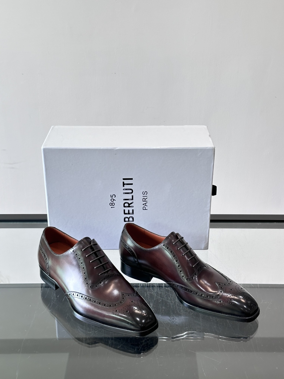 Berluti/布鲁提高端真皮大底正装皮鞋,采用进口牛皮鞋面 柔软有型,手工改色工艺,低调奢华气质,舒适透气版型,小牛皮 Berluti/布鲁提高端真皮大底正装皮鞋,采用进口牛皮鞋面 柔软有型,手工改色工艺,低调奢华气质,舒适透气版型,小牛皮