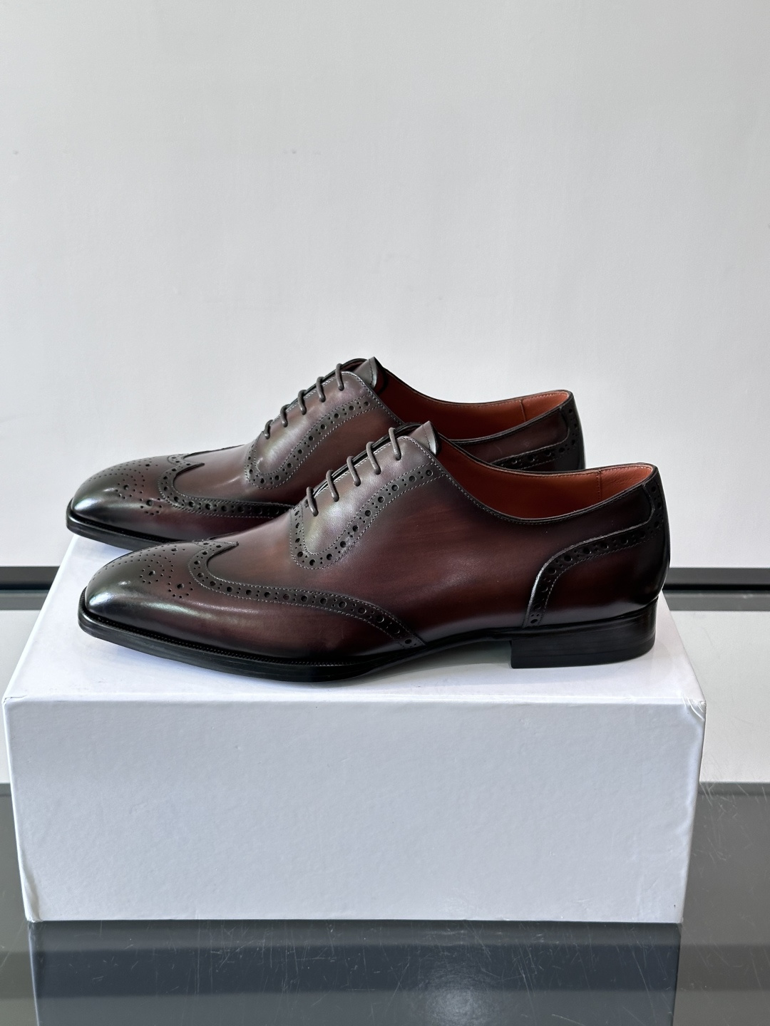 Berluti/布鲁提高端真皮大底正装皮鞋,采用进口牛皮鞋面 柔软有型,手工改色工艺,低调奢华气质,舒适透气版型,小牛皮 Berluti/布鲁提高端真皮大底正装皮鞋,采用进口牛皮鞋面 柔软有型,手工改色工艺,低调奢华气质,舒适透气版型,小牛皮