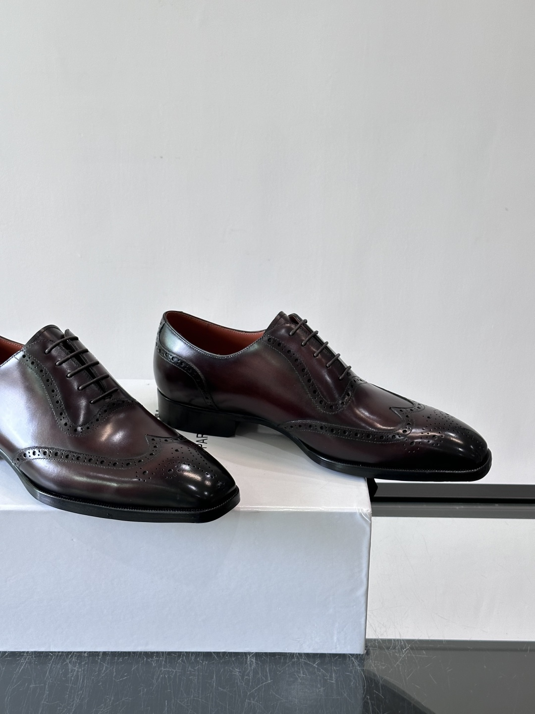 Berluti/布鲁提高端真皮大底正装皮鞋,采用进口牛皮鞋面 柔软有型,手工改色工艺,低调奢华气质,舒适透气版型,小牛皮 Berluti/布鲁提高端真皮大底正装皮鞋,采用进口牛皮鞋面 柔软有型,手工改色工艺,低调奢华气质,舒适透气版型,小牛皮