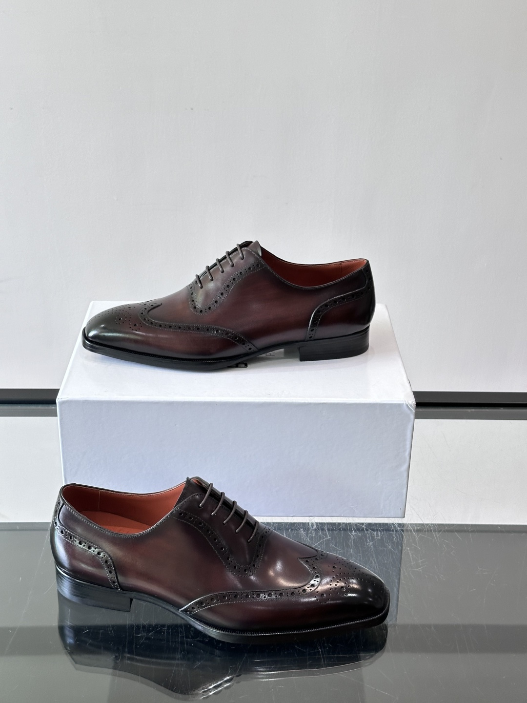 Berluti/布鲁提高端真皮大底正装皮鞋,采用进口牛皮鞋面 柔软有型,手工改色工艺,低调奢华气质,舒适透气版型,小牛皮 Berluti/布鲁提高端真皮大底正装皮鞋,采用进口牛皮鞋面 柔软有型,手工改色工艺,低调奢华气质,舒适透气版型,小牛皮