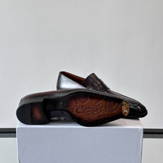 Berluti/布鲁提高端真皮大底正装皮鞋,采用进口牛皮鞋面 柔软有型,手工改色工艺,低调奢华气质,舒适透气版型,小牛皮 Berluti/布鲁提高端真皮大底正装皮鞋,采用进口牛皮鞋面 柔软有型,手工改色工艺,低调奢华气质,舒适透气版型,小牛皮